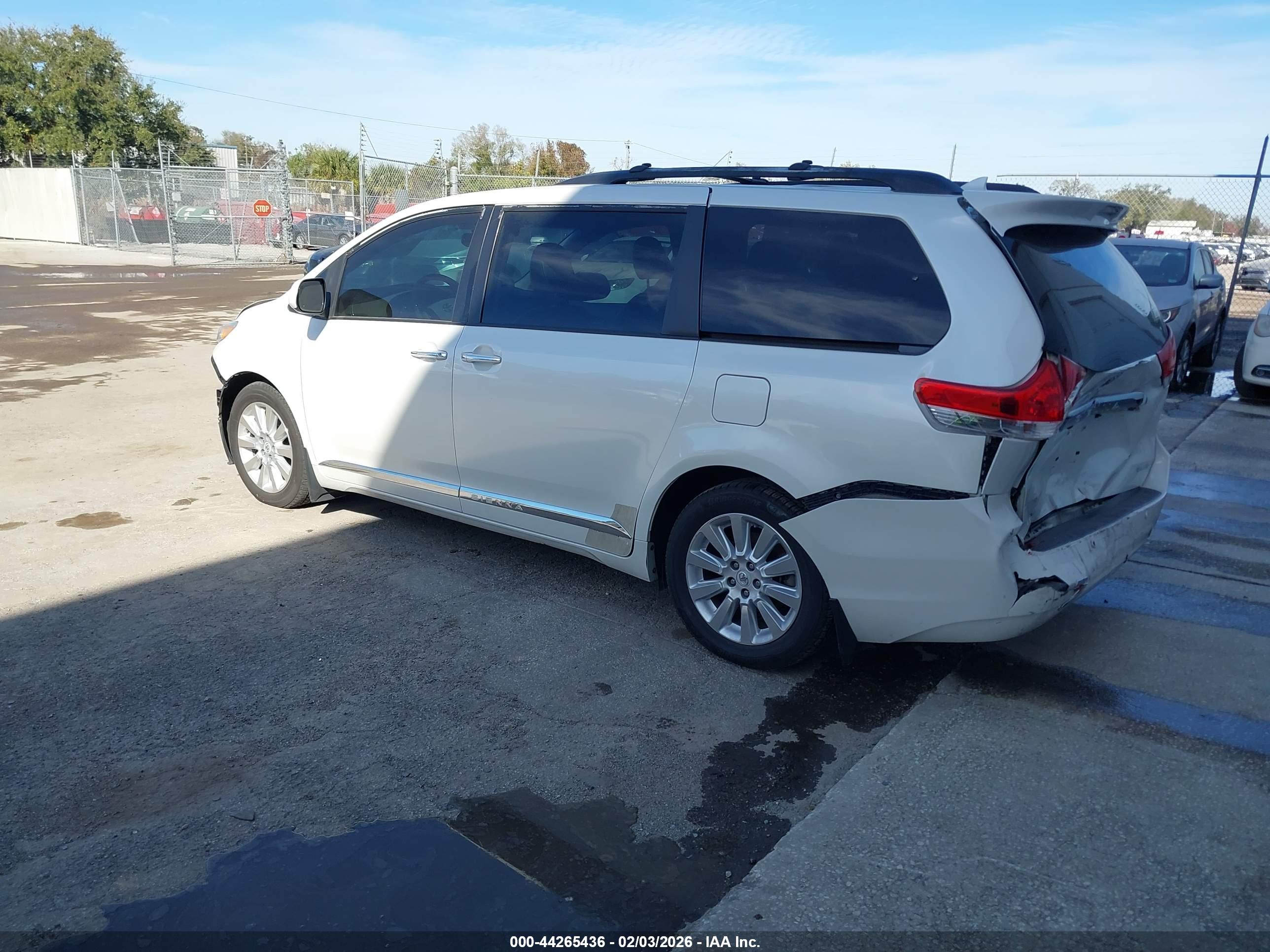 TOYOTA SIENNA image 3