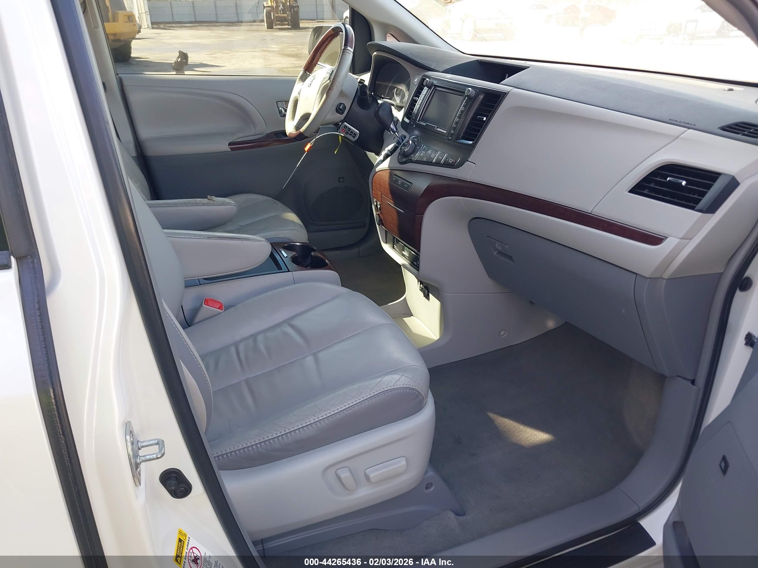 TOYOTA SIENNA image 5