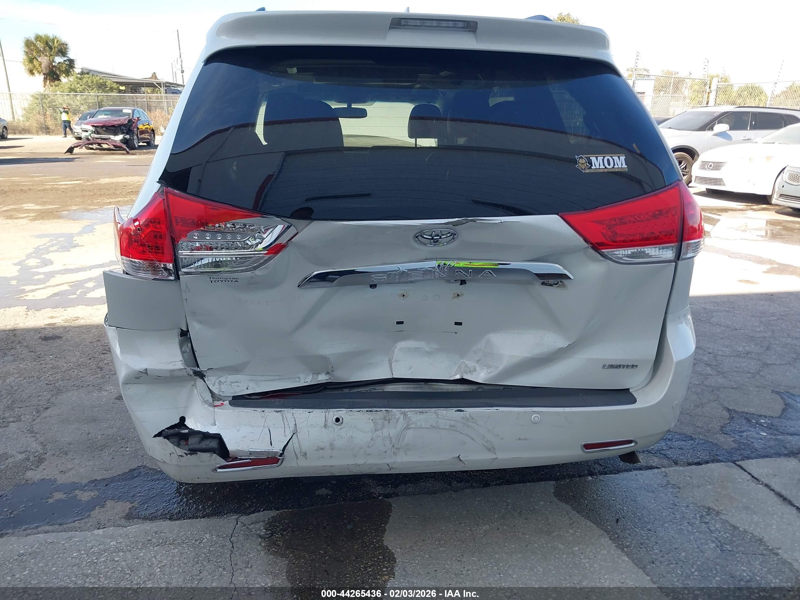 TOYOTA SIENNA image 6