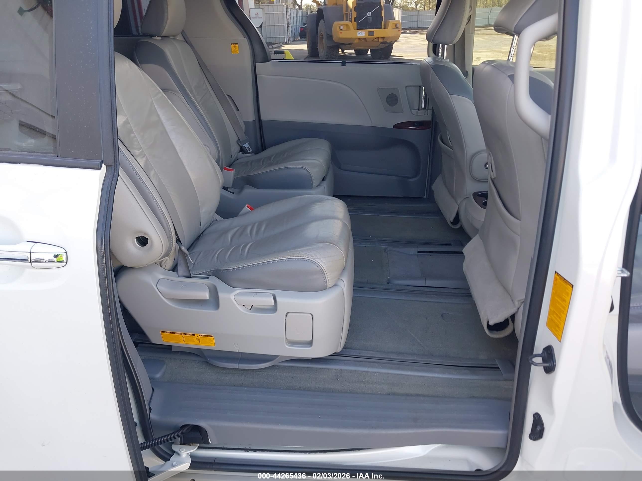 TOYOTA SIENNA image 8