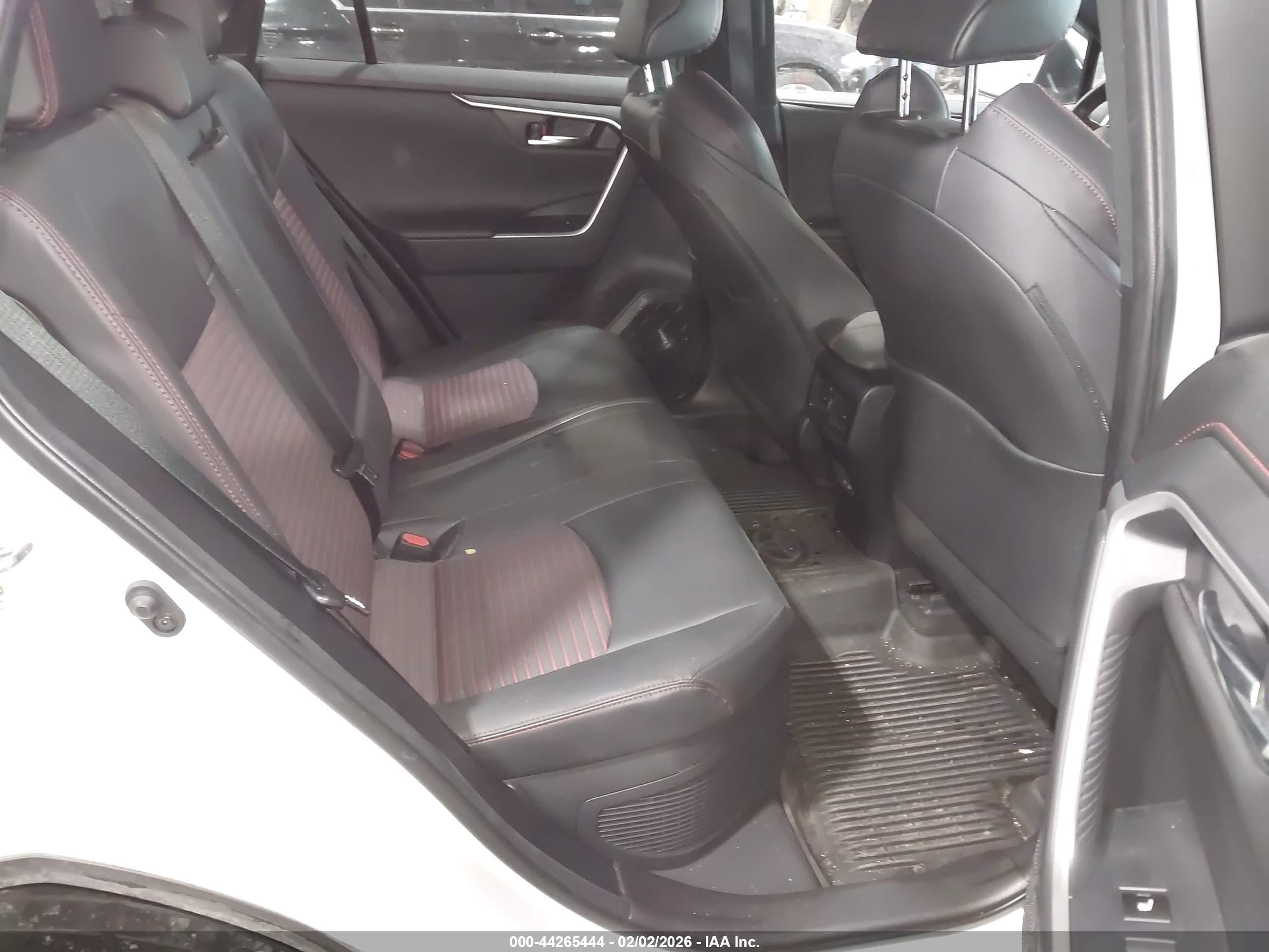 TOYOTA RAV4 image 8