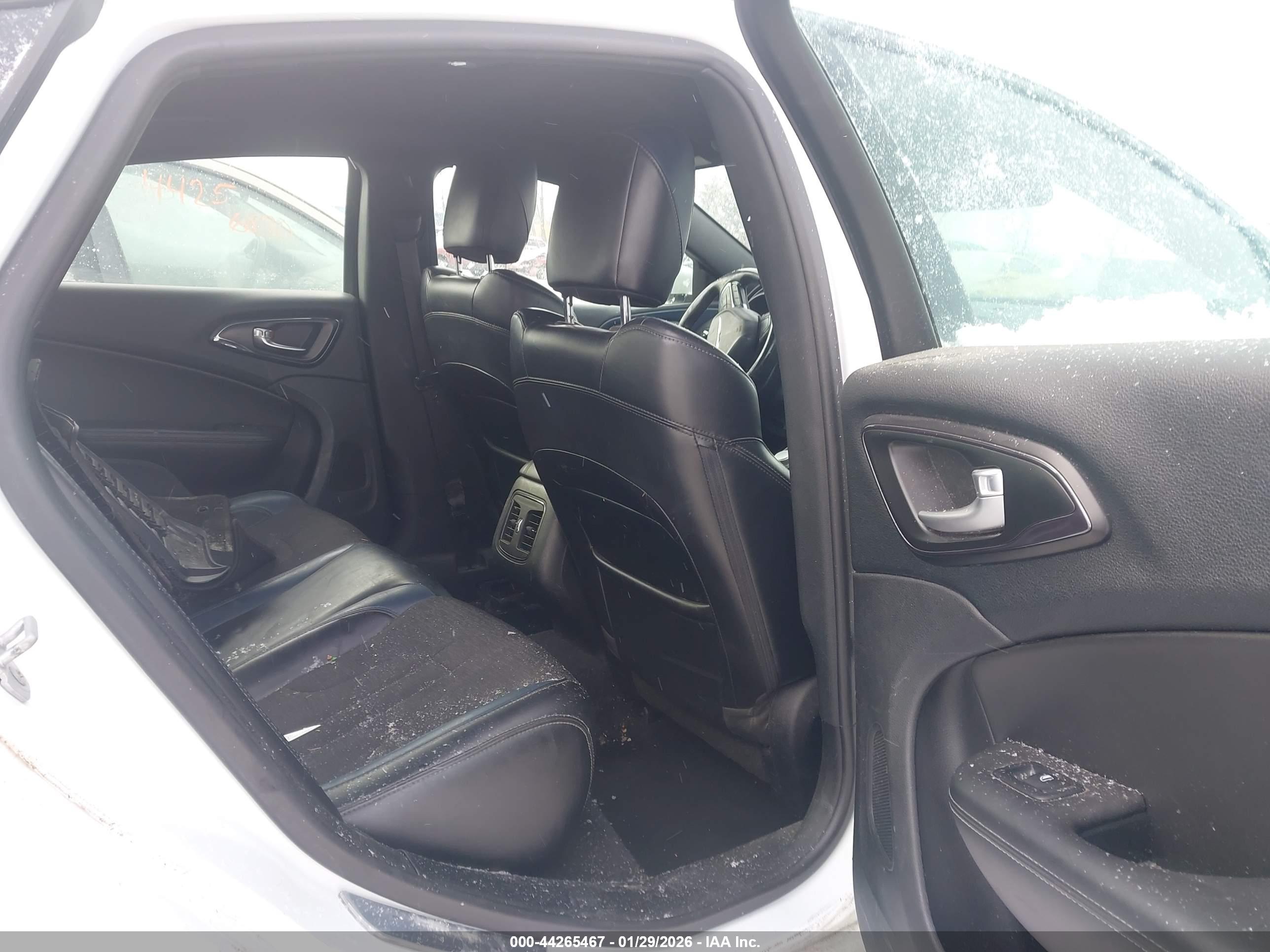 CHRYSLER 200 image 8