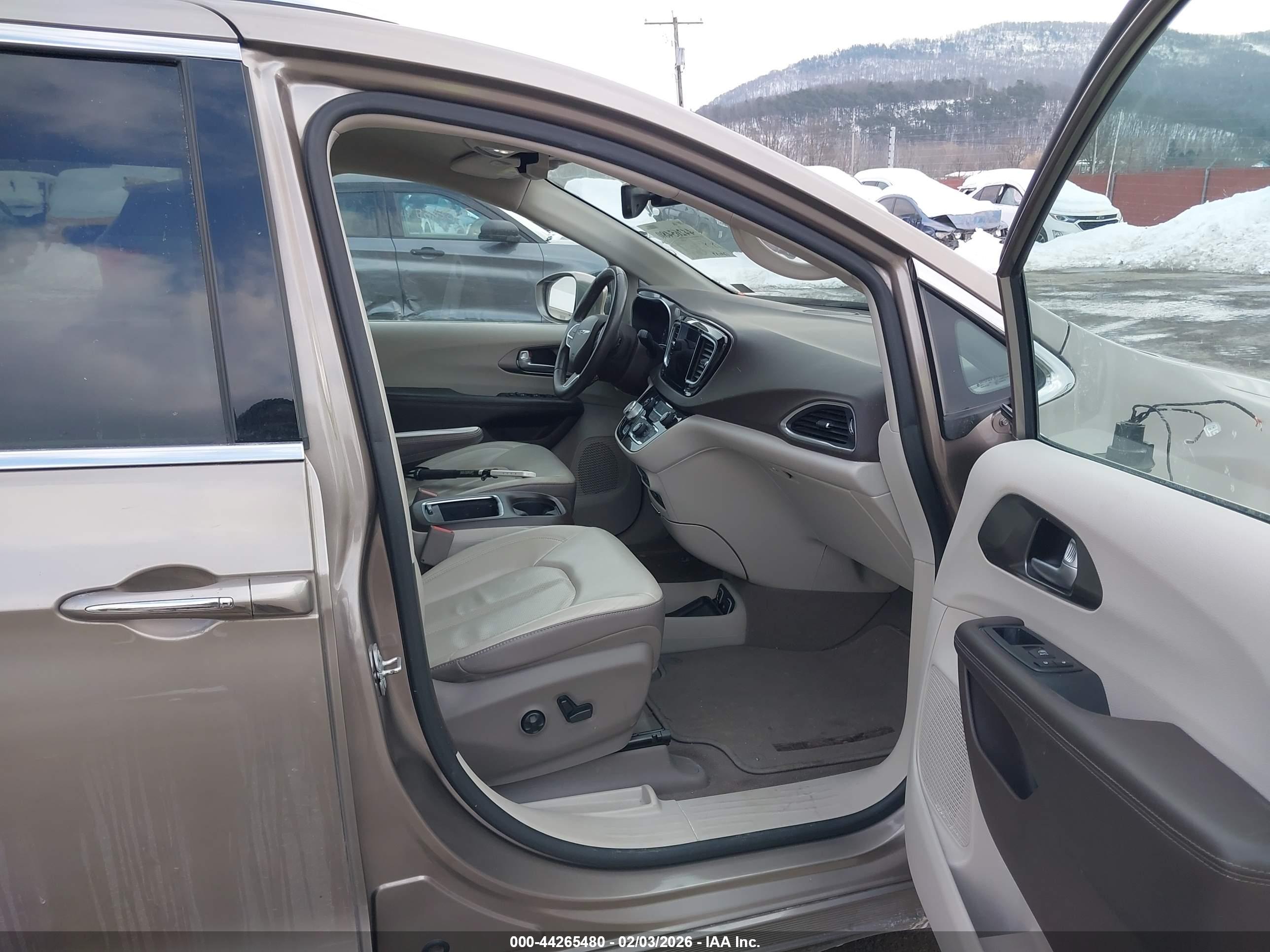 CHRYSLER PACIFICA image 5