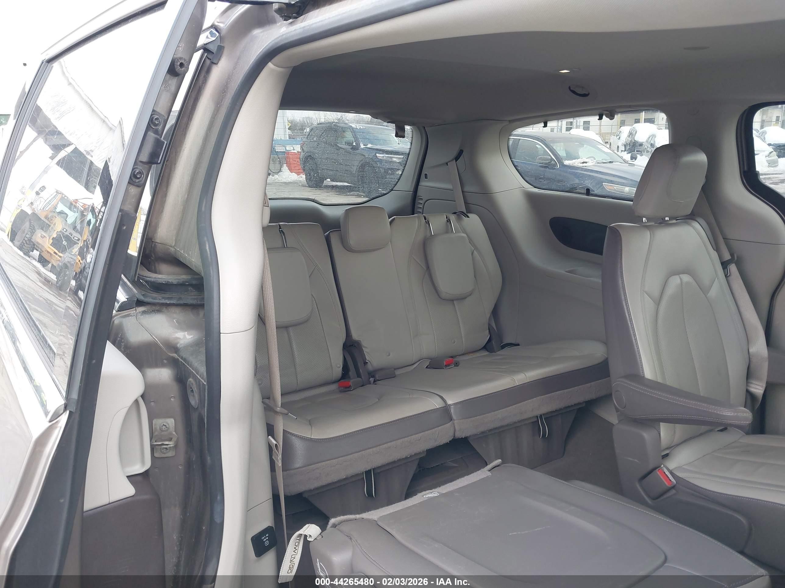 CHRYSLER PACIFICA image 8
