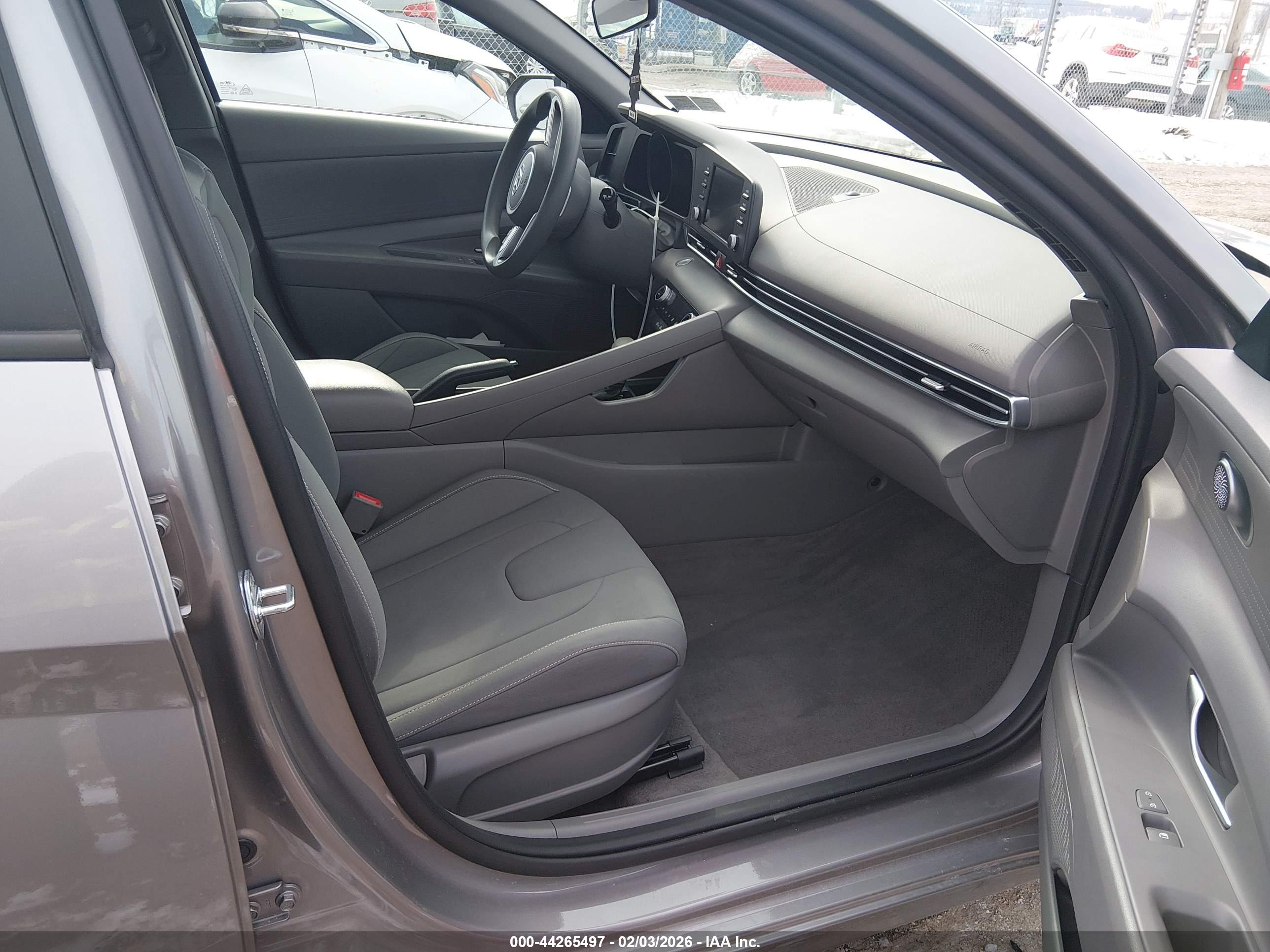 HYUNDAI ELANTRA image 5
