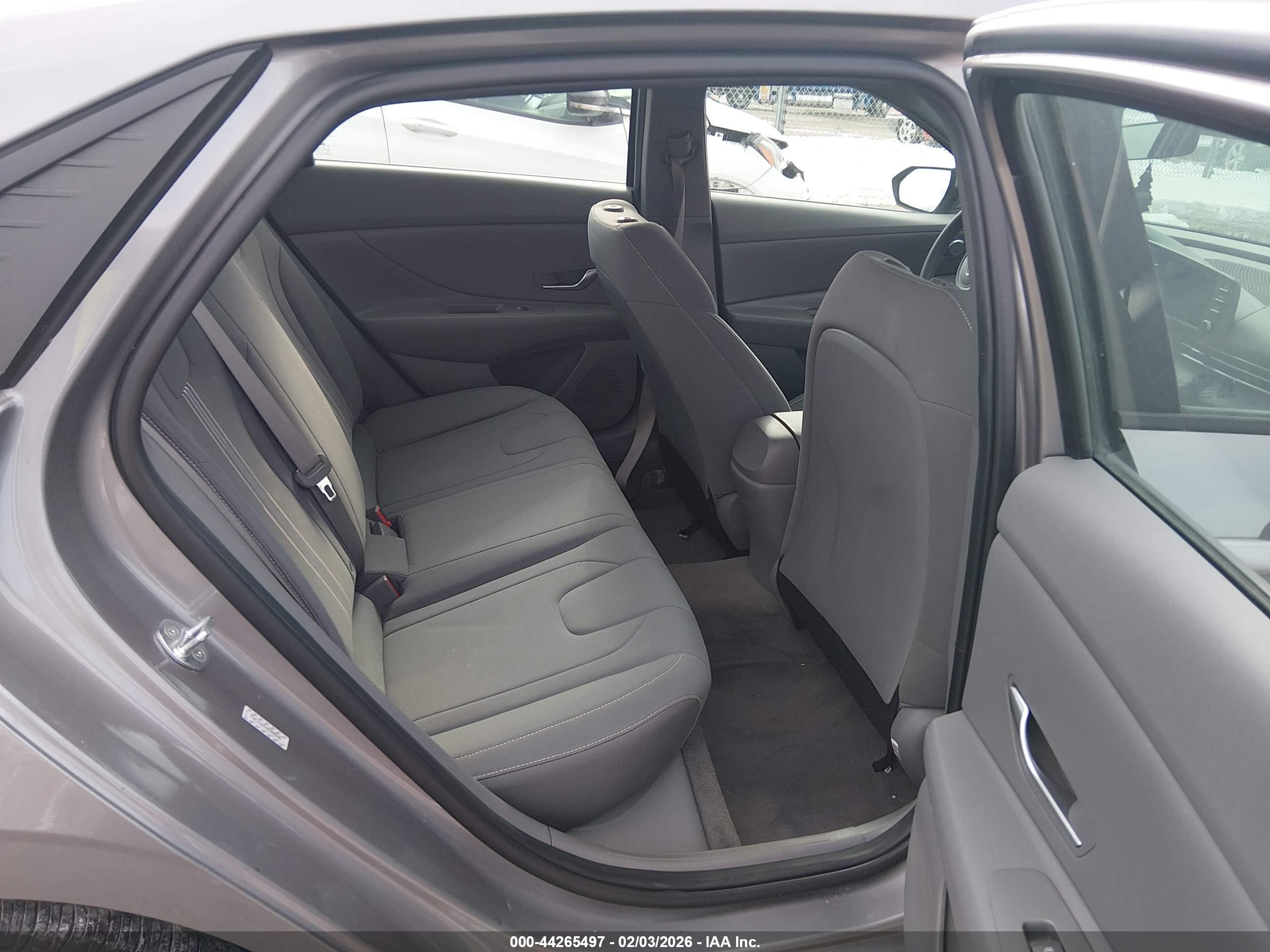 HYUNDAI ELANTRA image 8