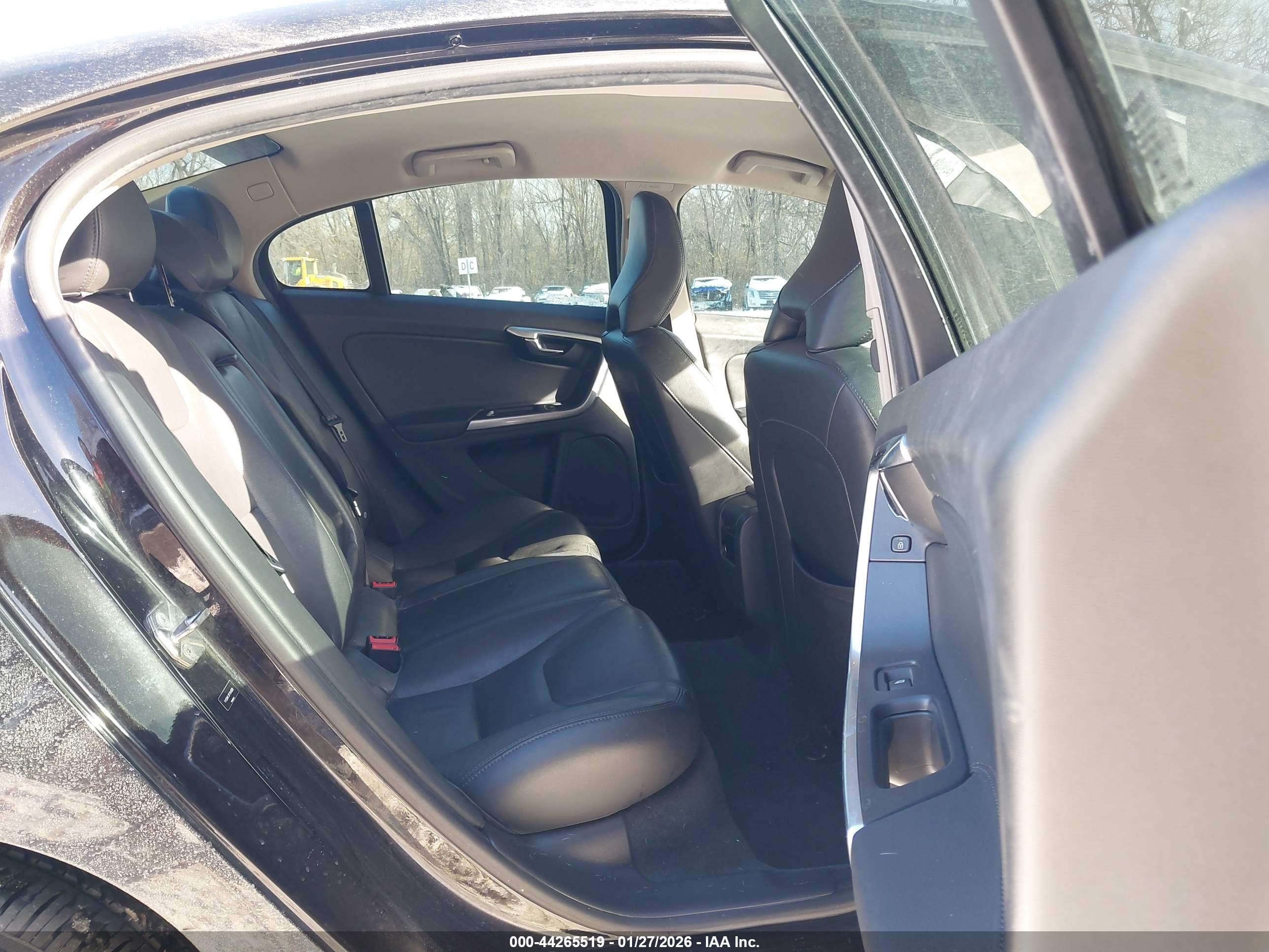 VOLVO S60 image 8