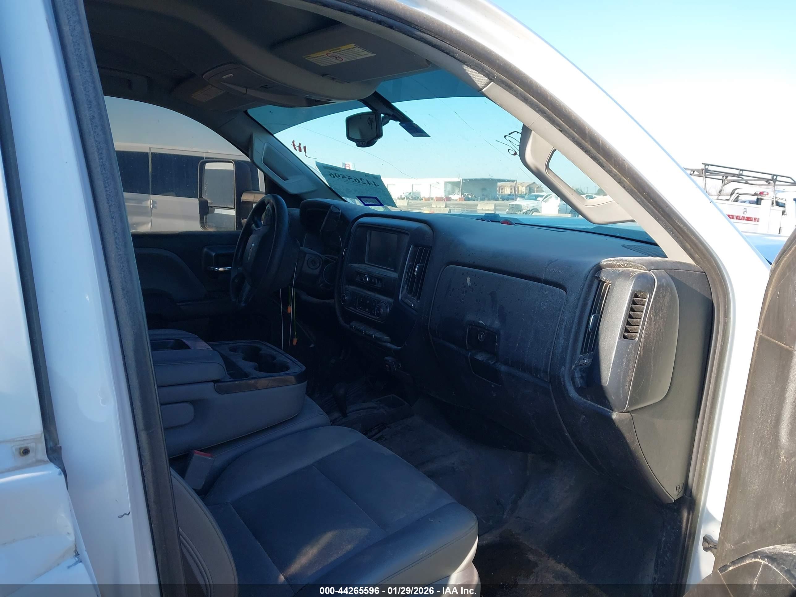 CHEVROLET SILVERADO image 5