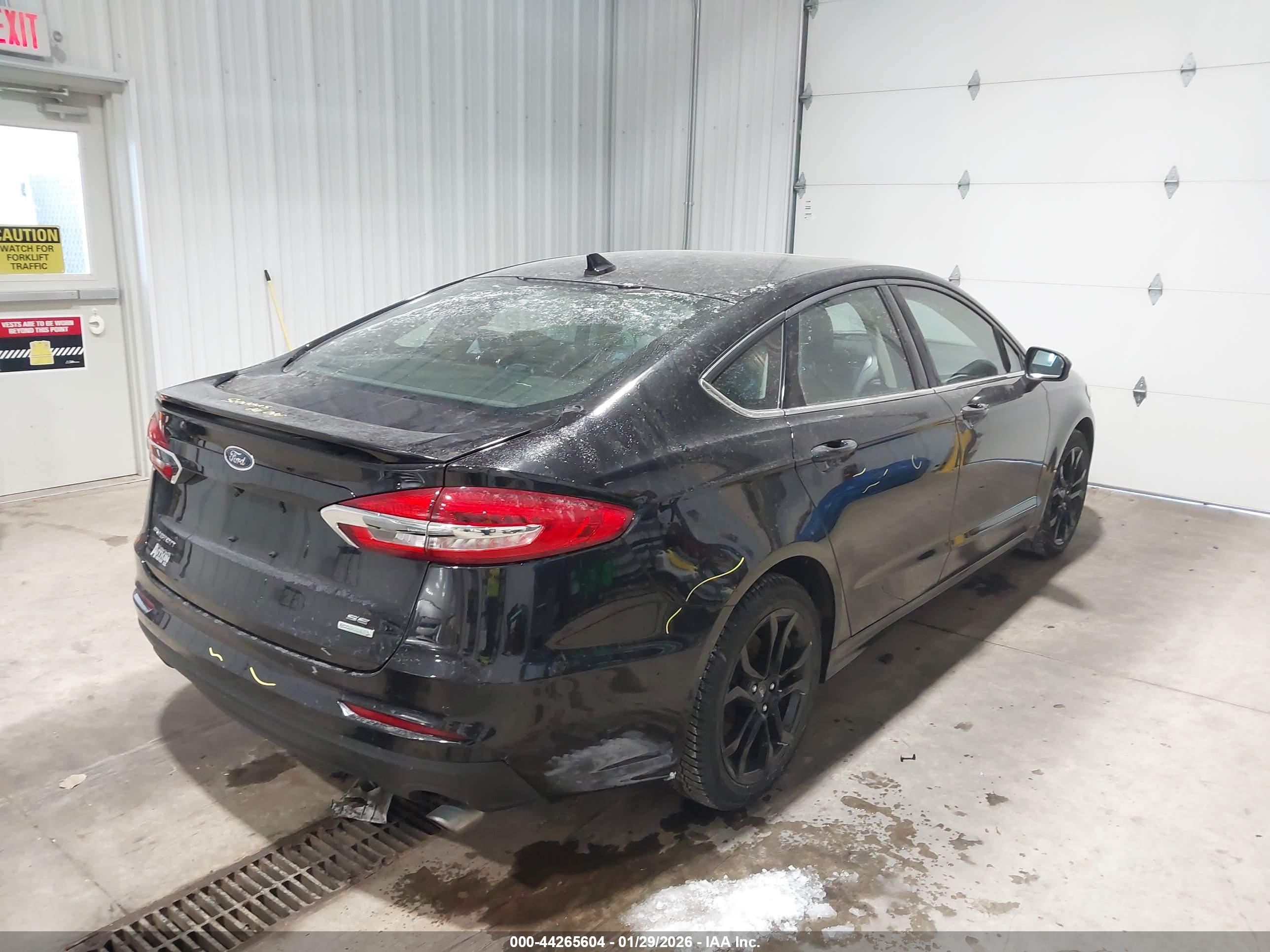 FORD FUSION image 4