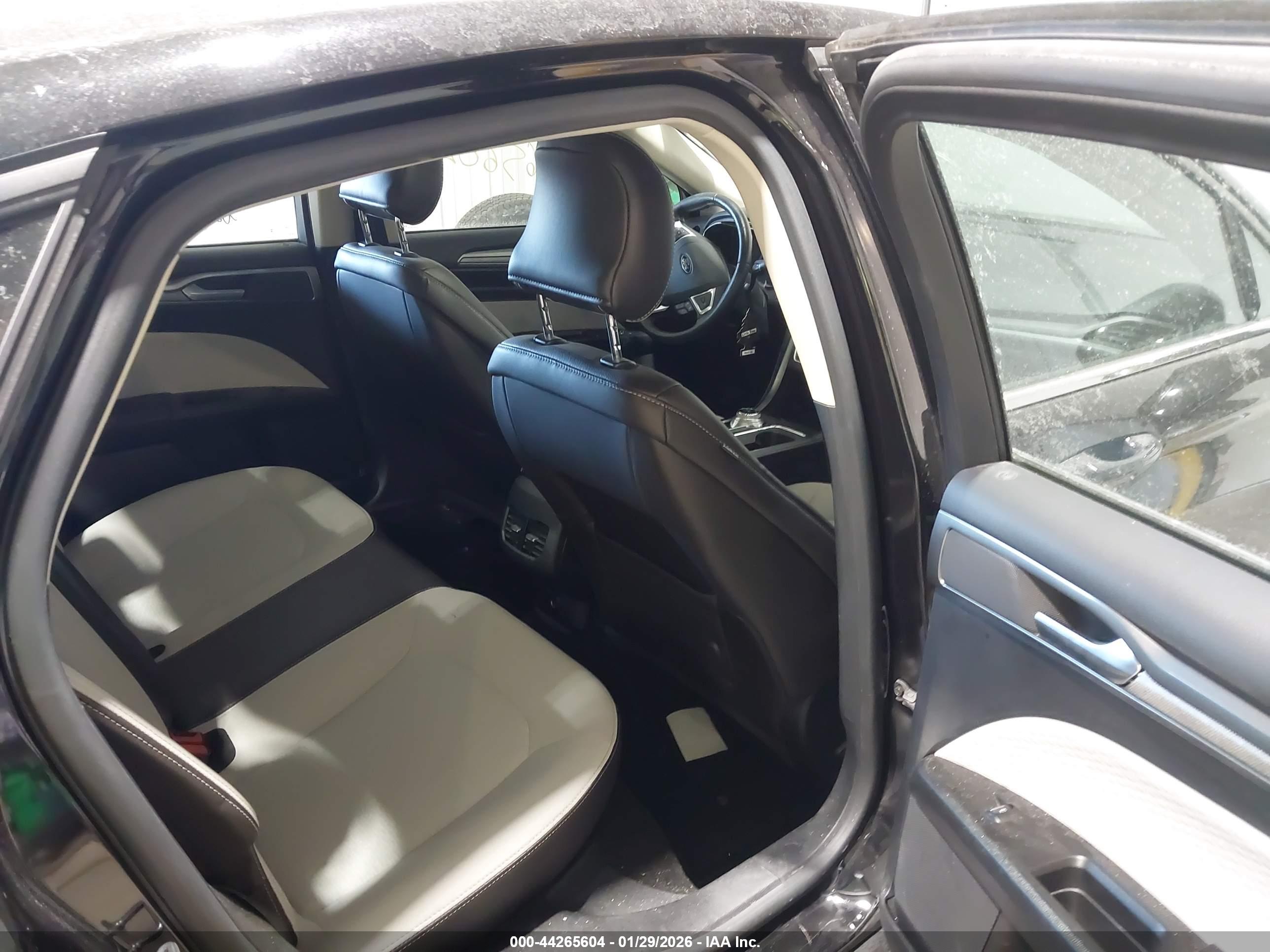 FORD FUSION image 8