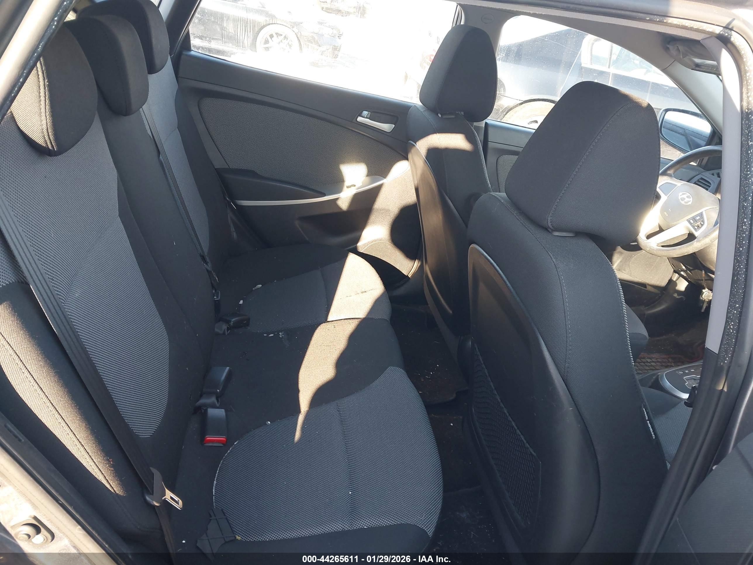 HYUNDAI ACCENT image 8