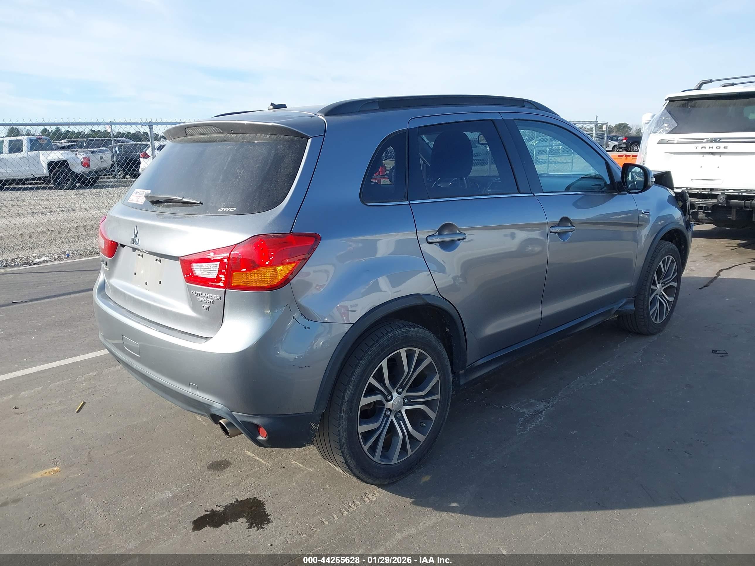 MITSUBISHI OUTLANDER image 4