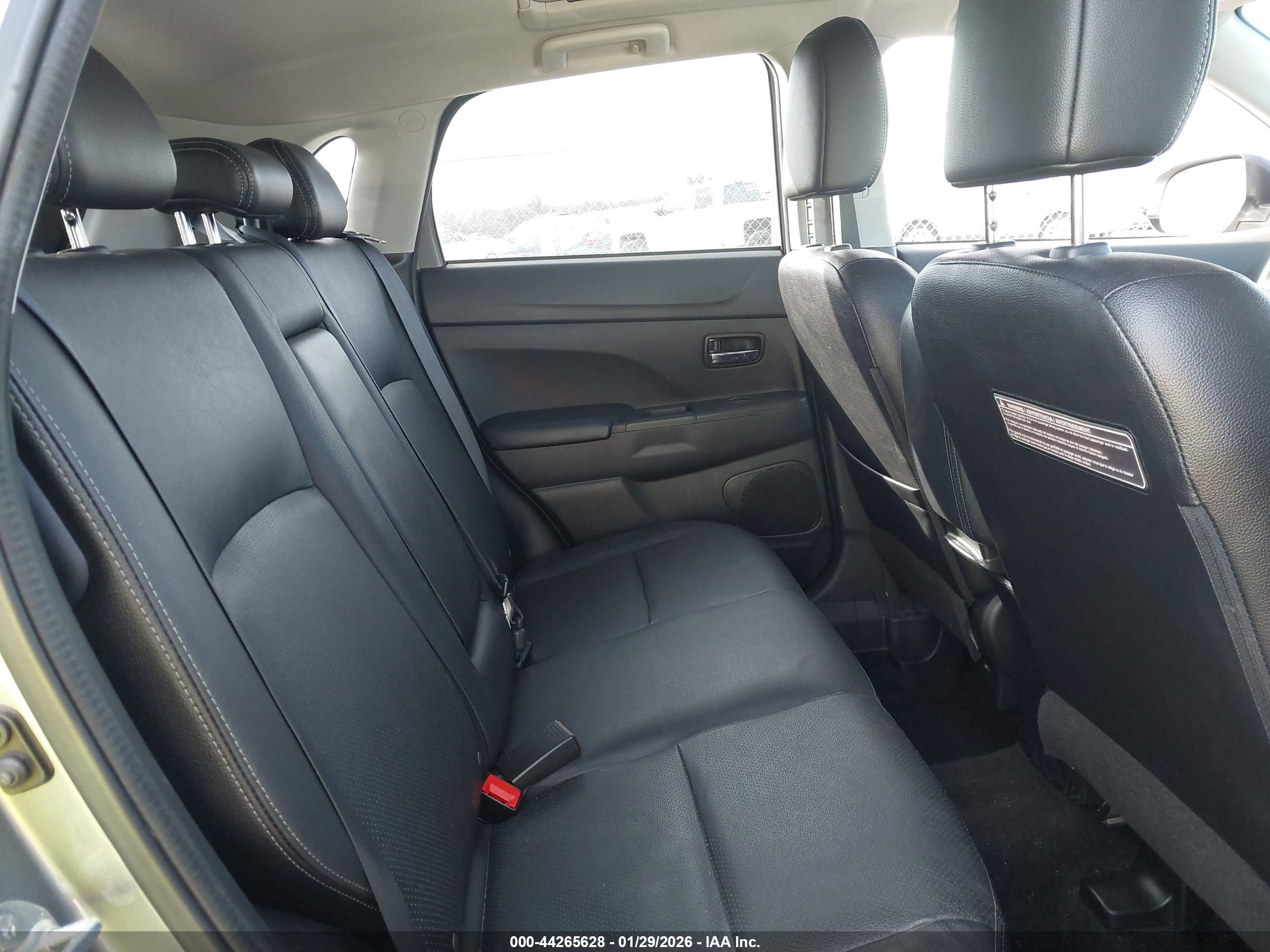 MITSUBISHI OUTLANDER image 8