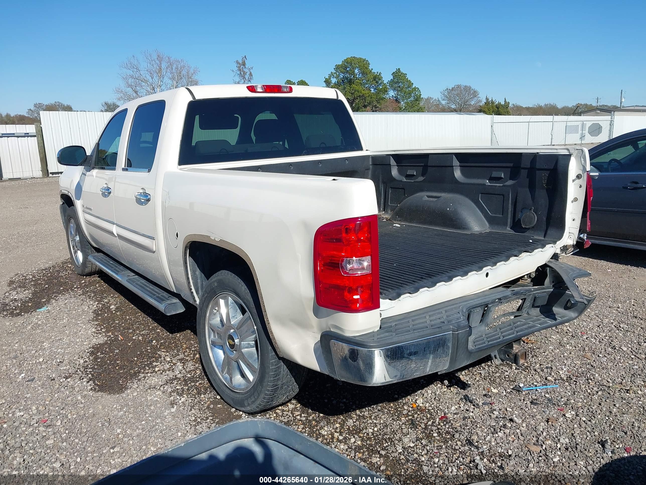 CHEVROLET SILVERADO image 3