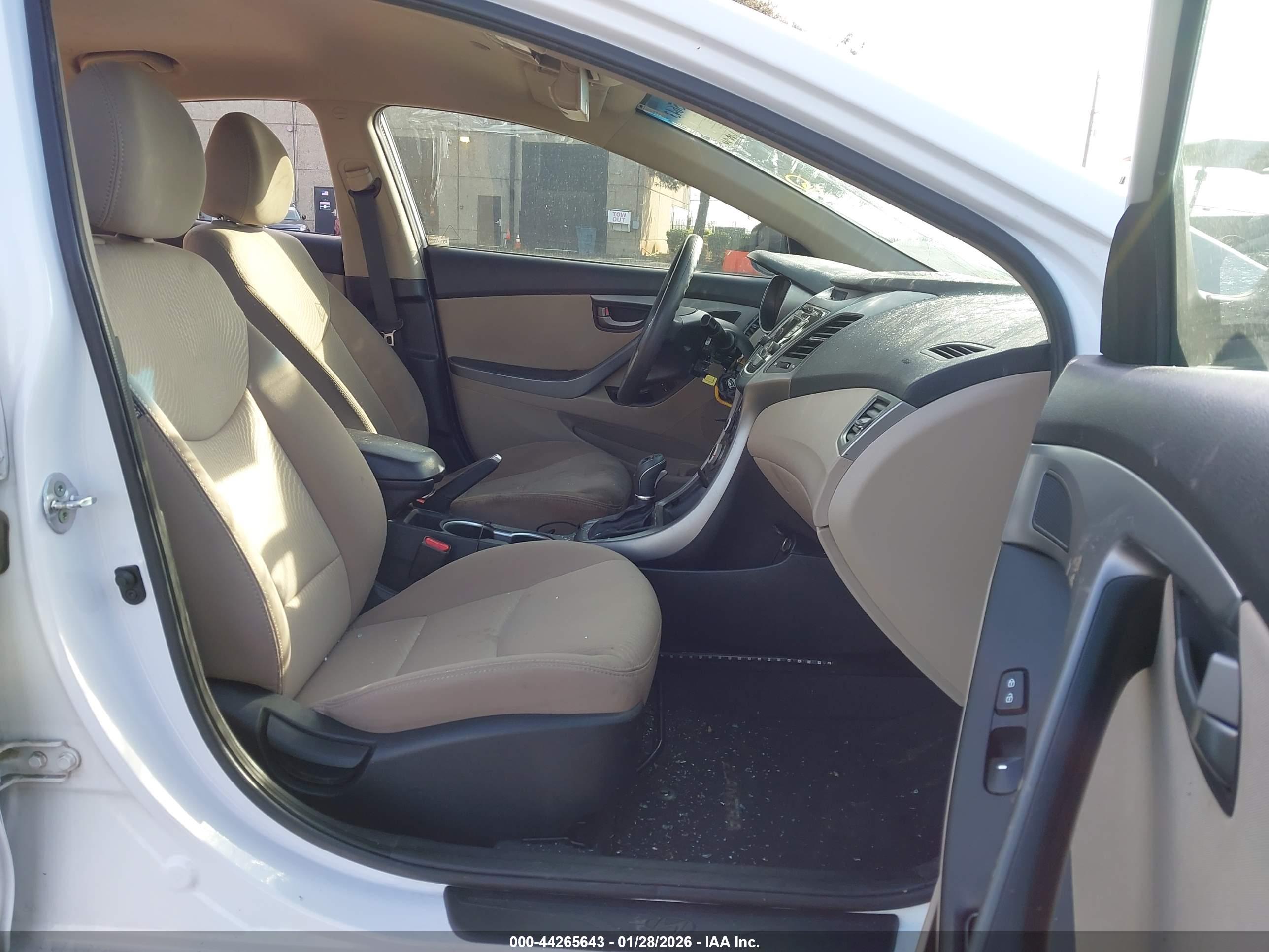 HYUNDAI ELANTRA image 5