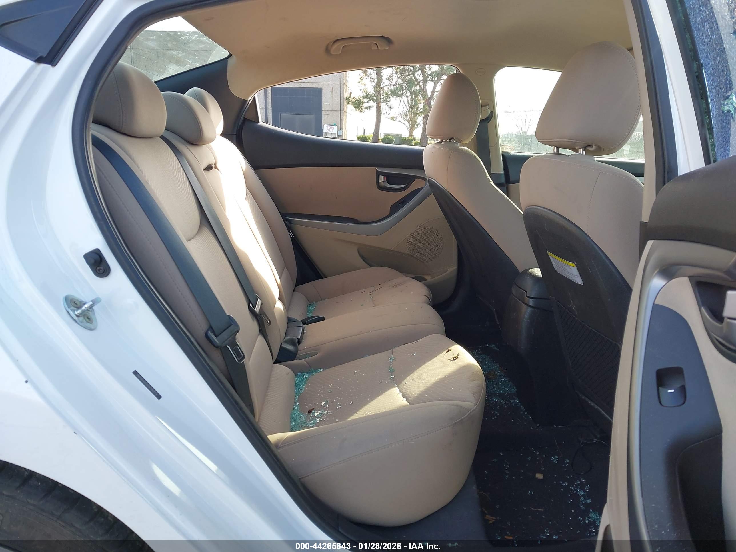 HYUNDAI ELANTRA image 8