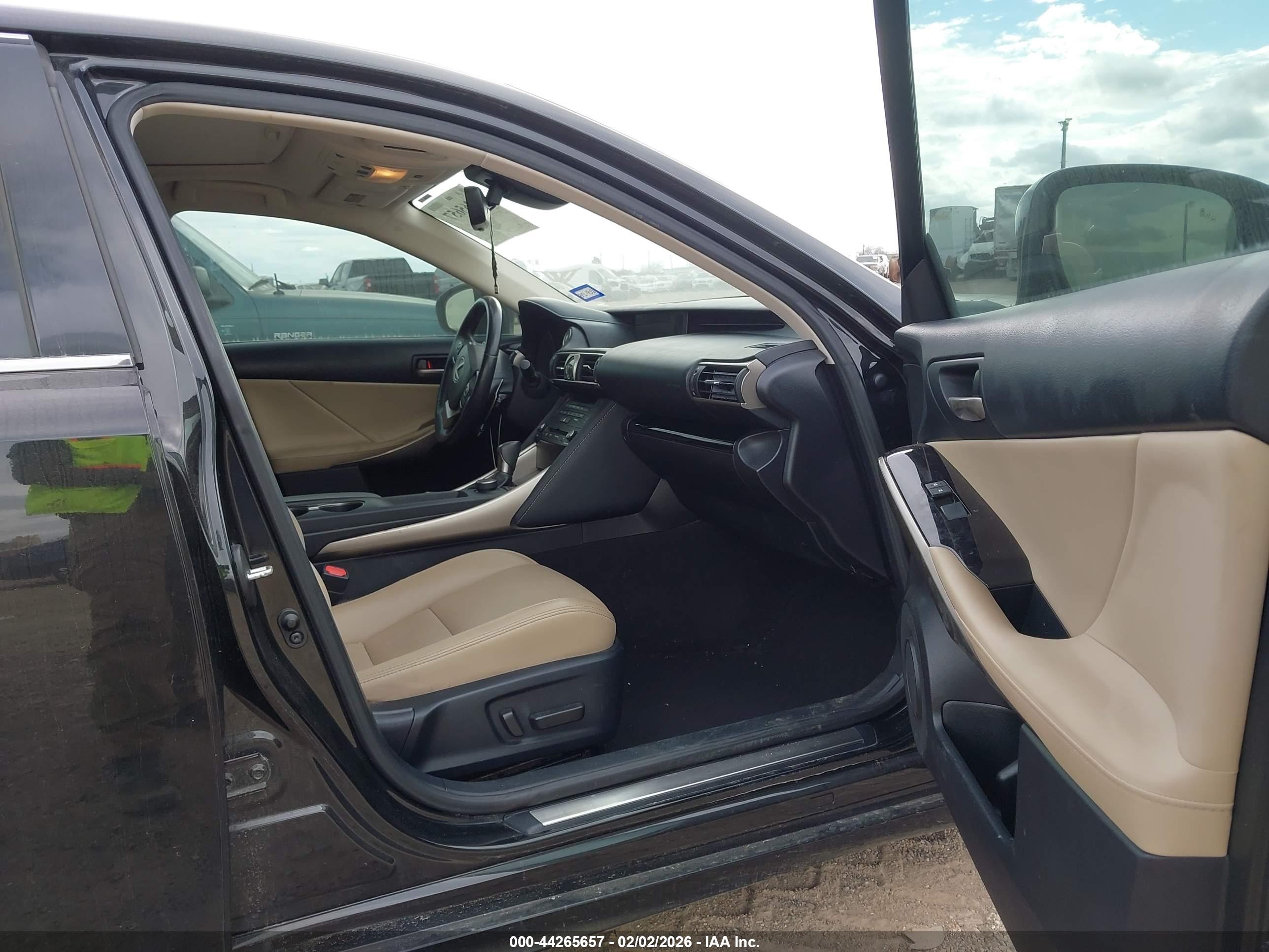 LEXUS IS image 5