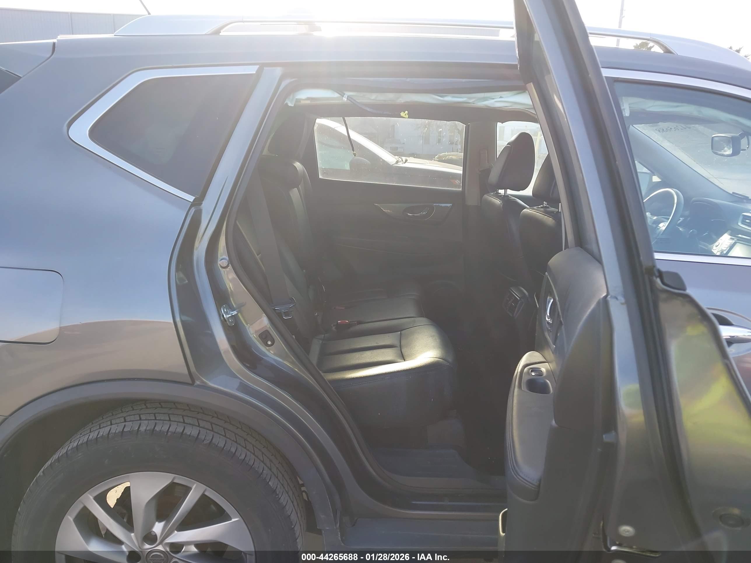 NISSAN ROGUE image 8