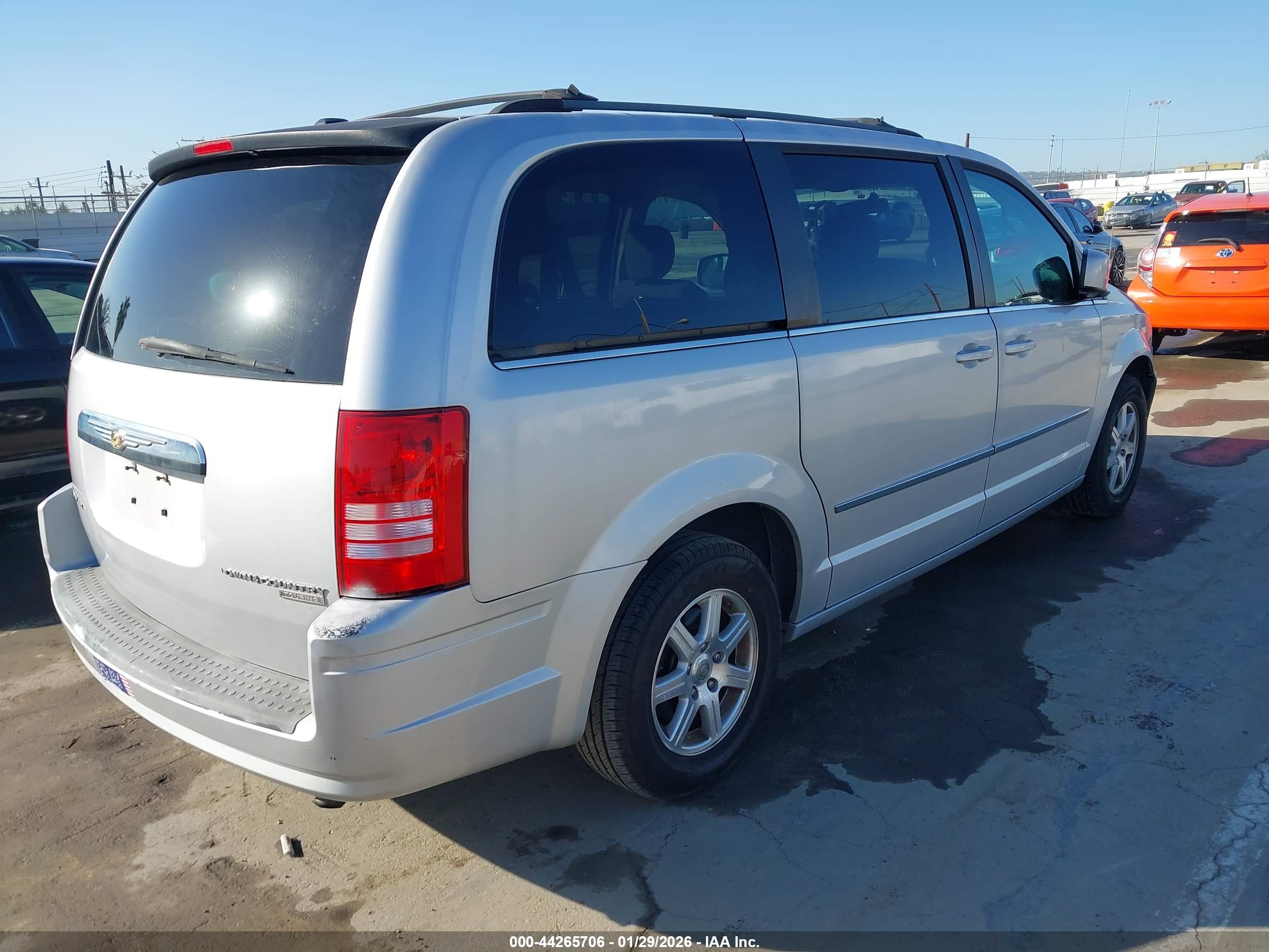 CHRYSLER TOWN image 4