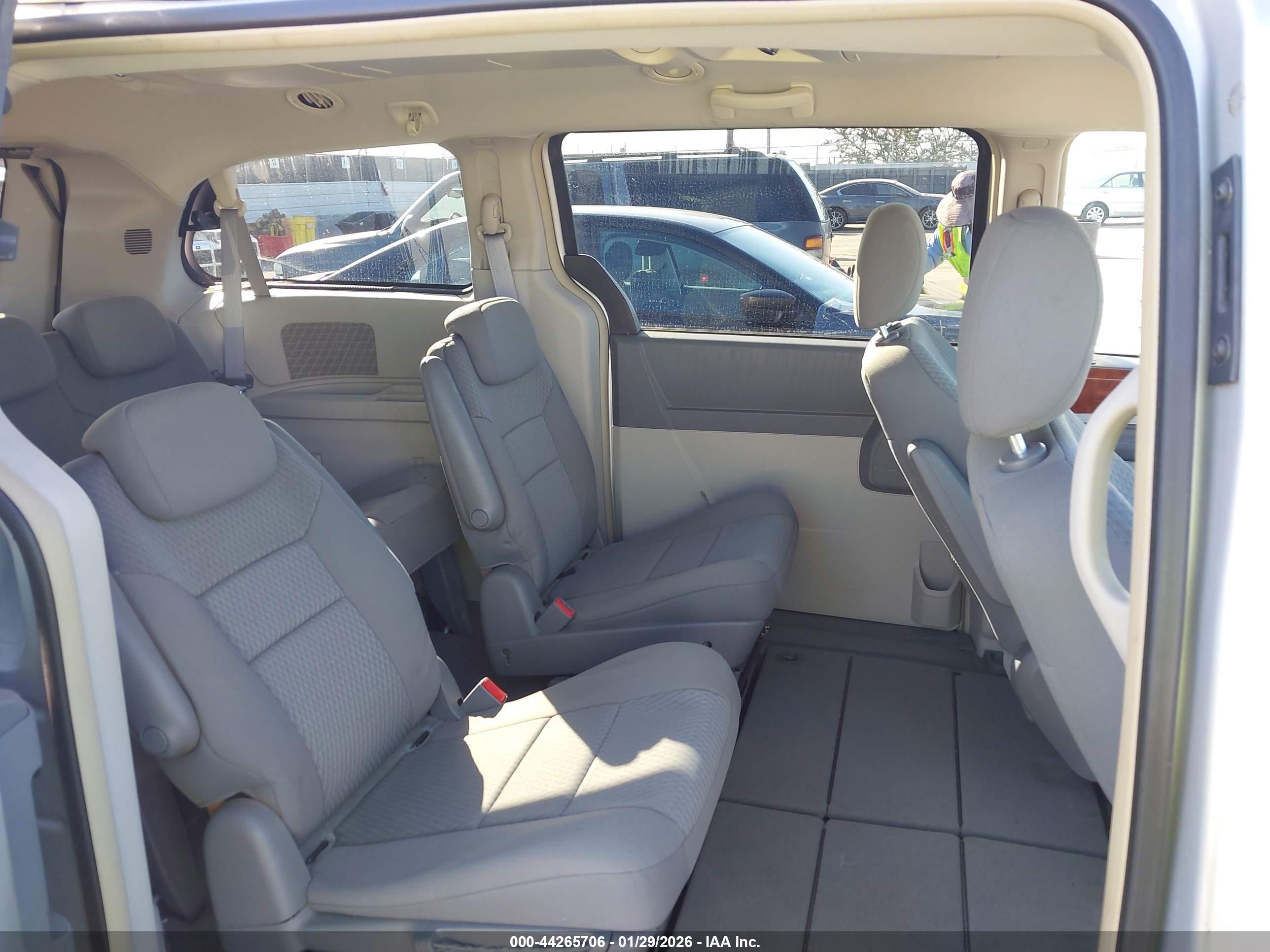 CHRYSLER TOWN image 5