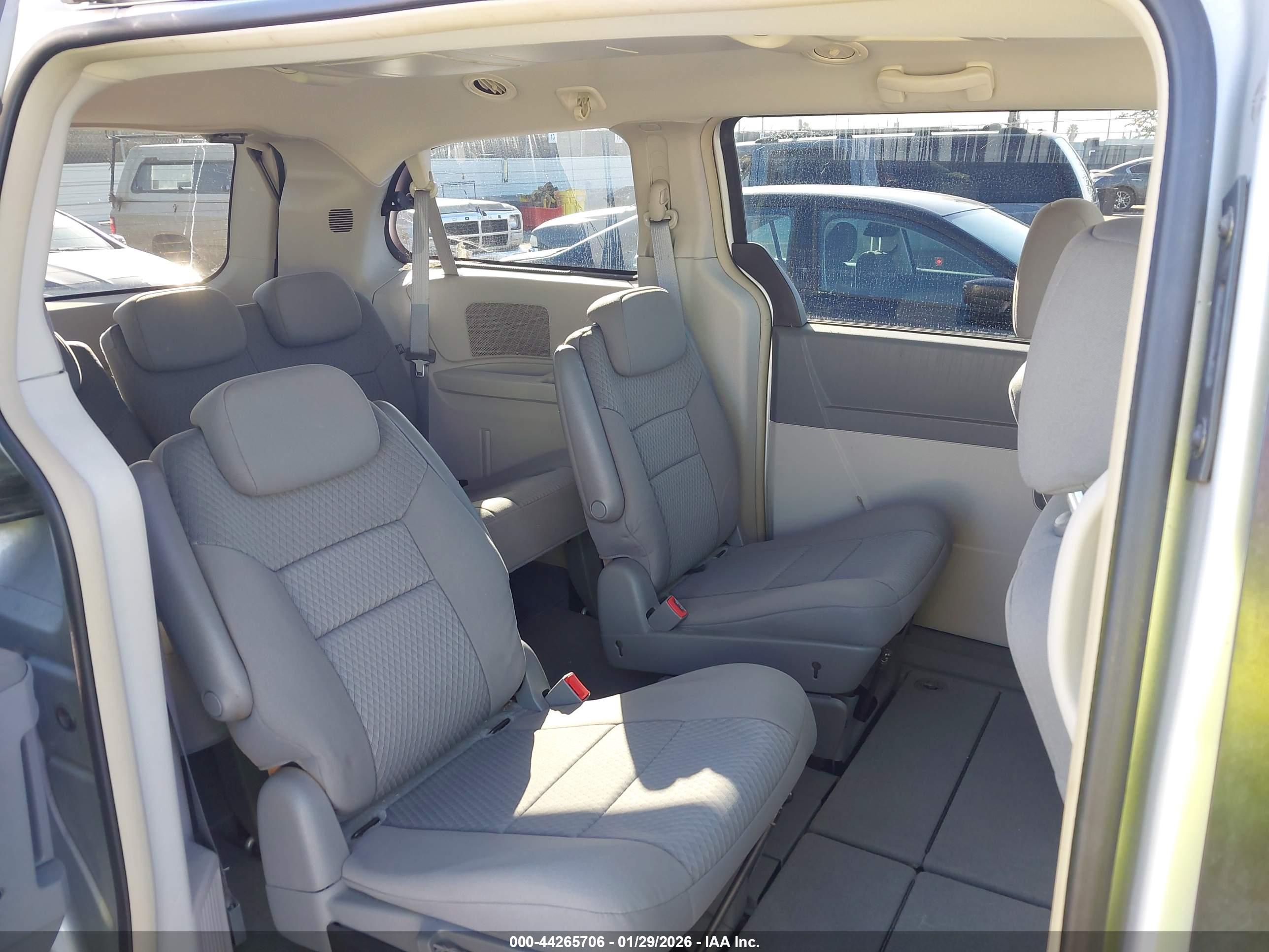 CHRYSLER TOWN image 8