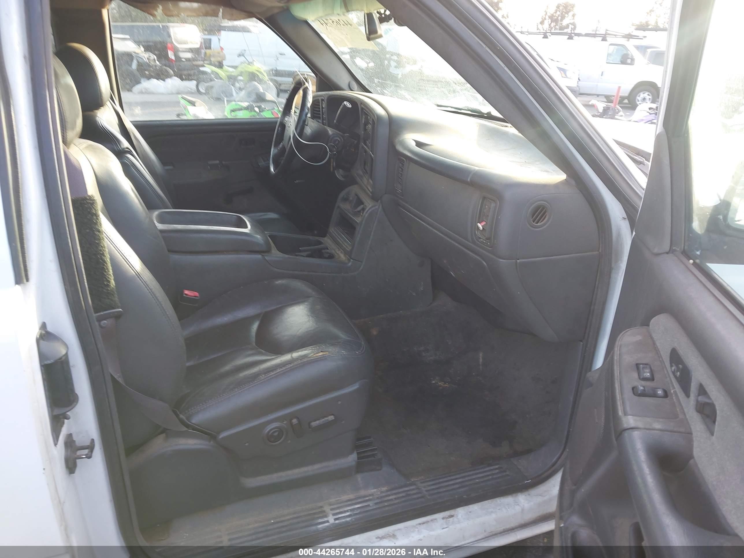 CHEVROLET SILVERADO image 5