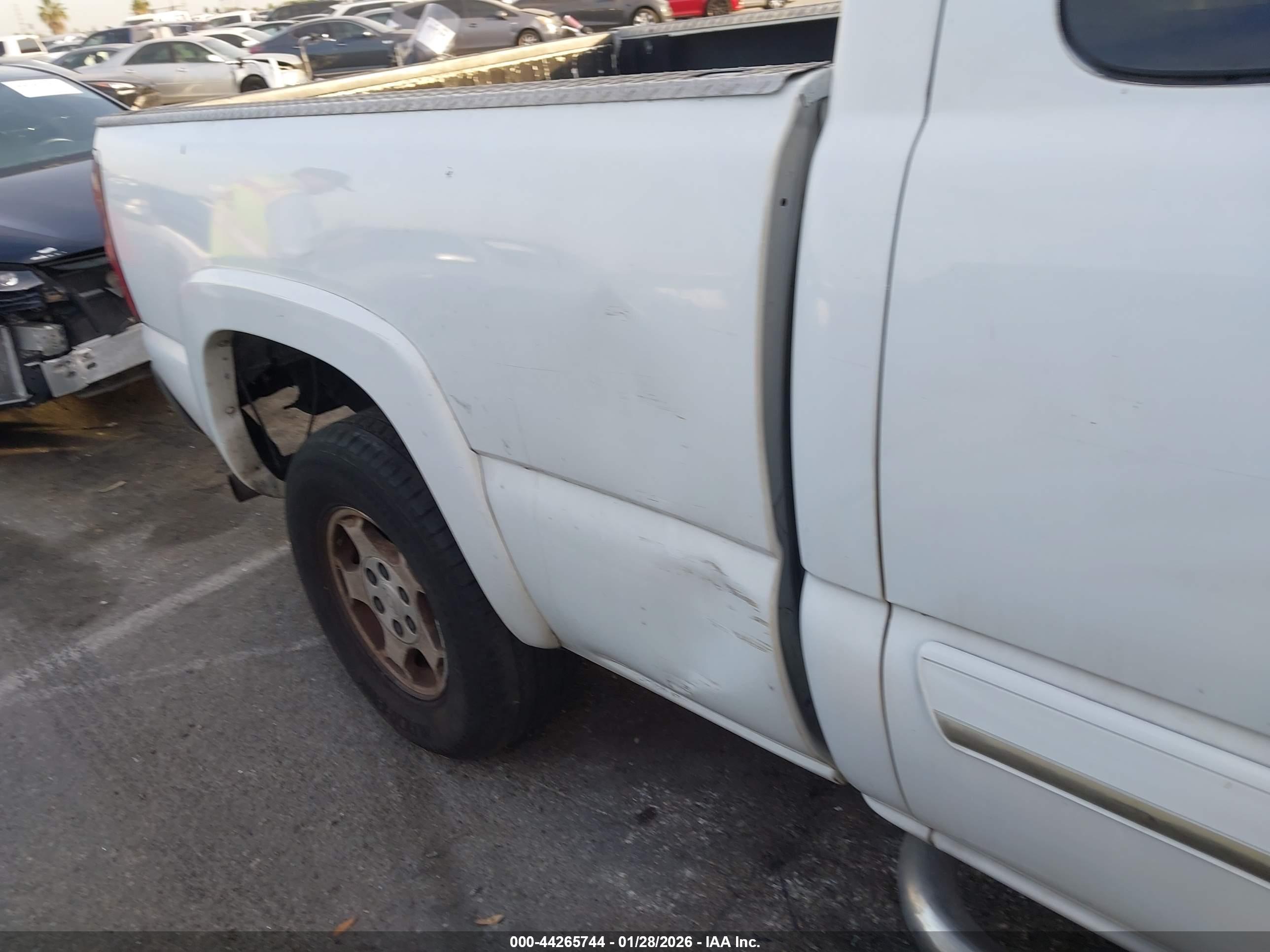 CHEVROLET SILVERADO image 6