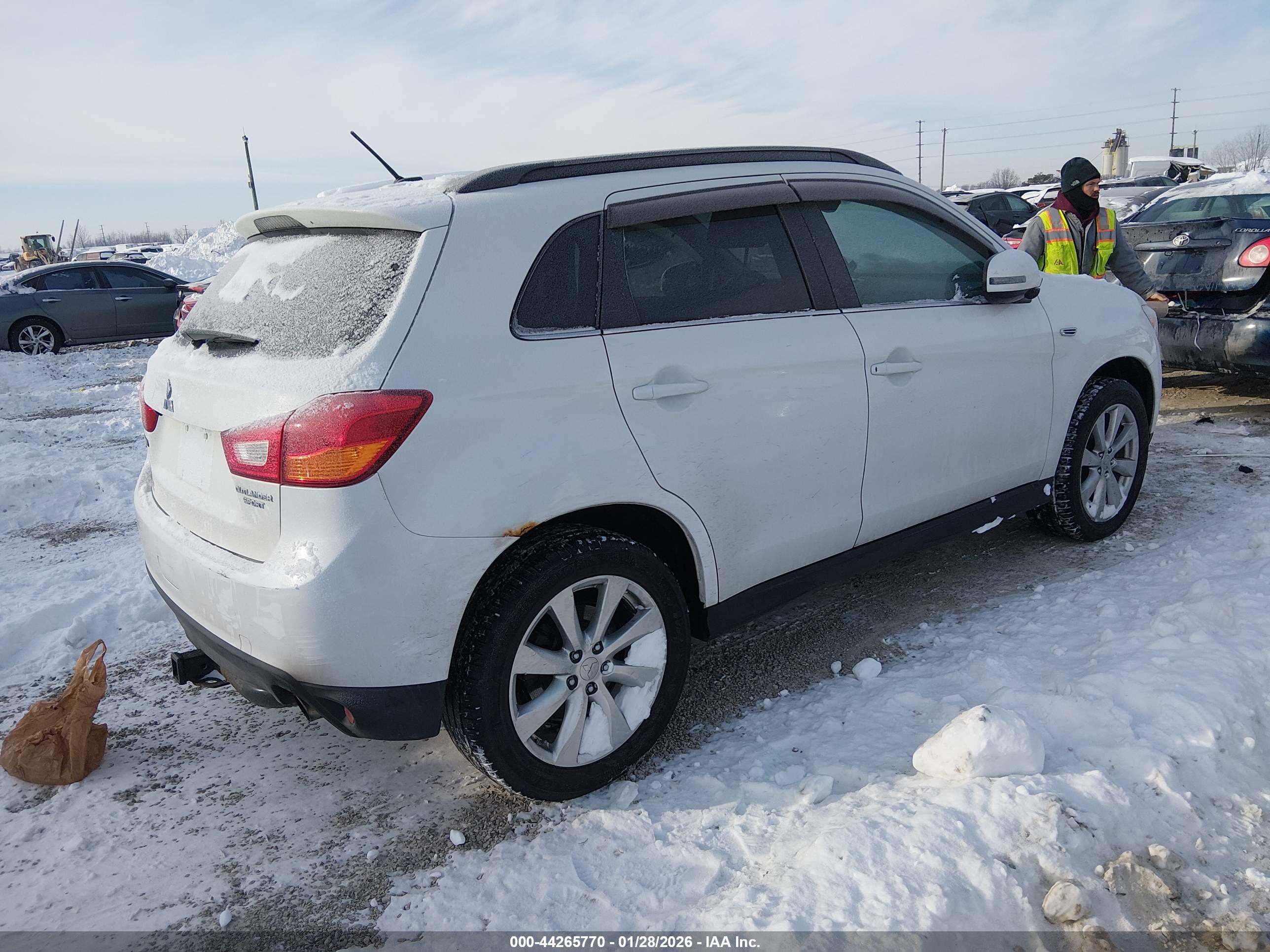 MITSUBISHI OUTLANDER image 4