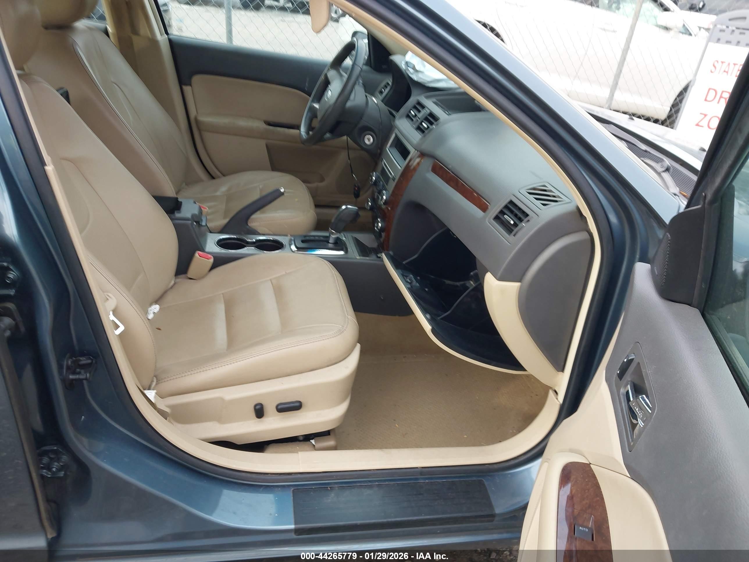 FORD FUSION image 5