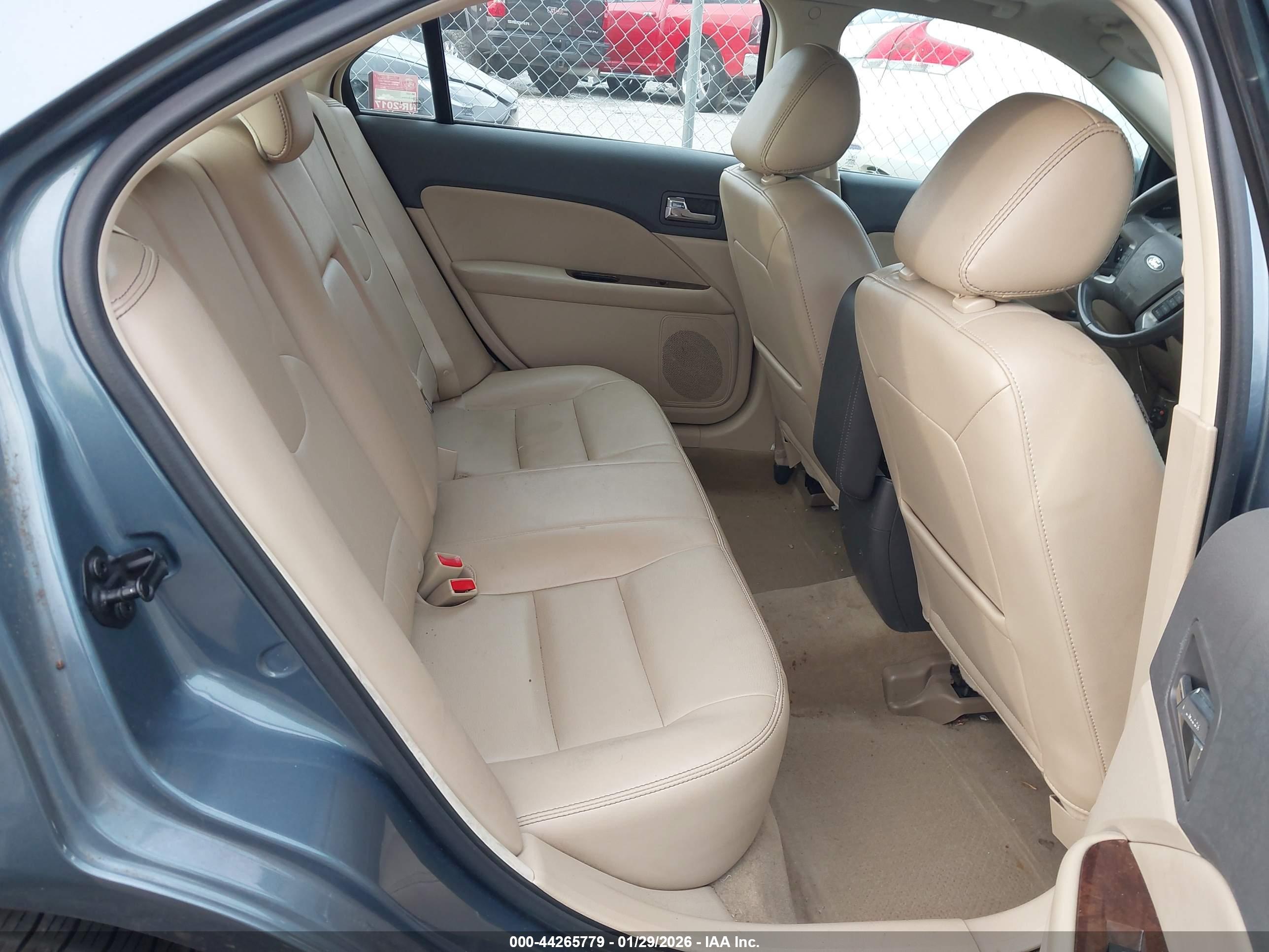 FORD FUSION image 8