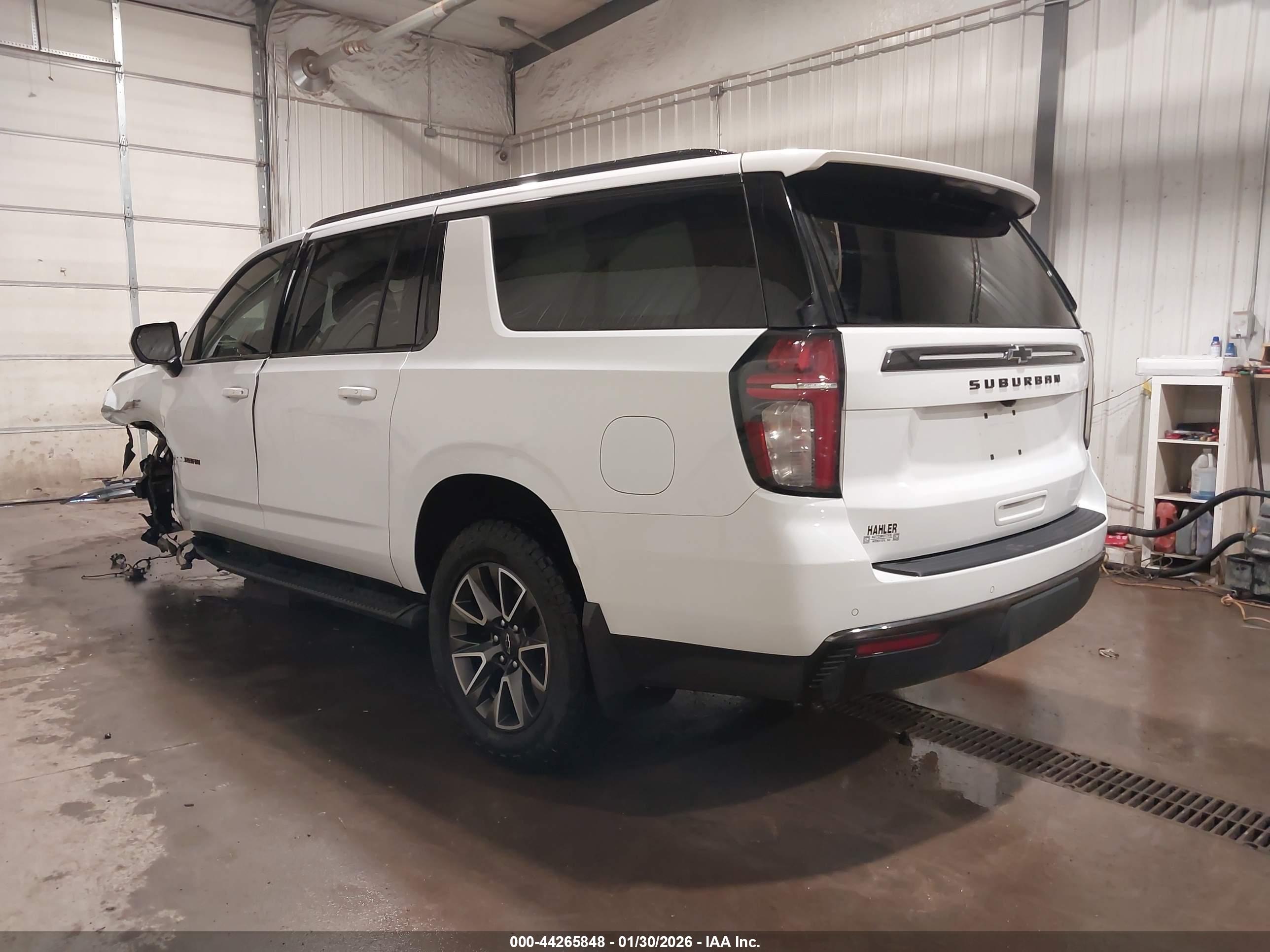 CHEVROLET SUBURBAN image 3