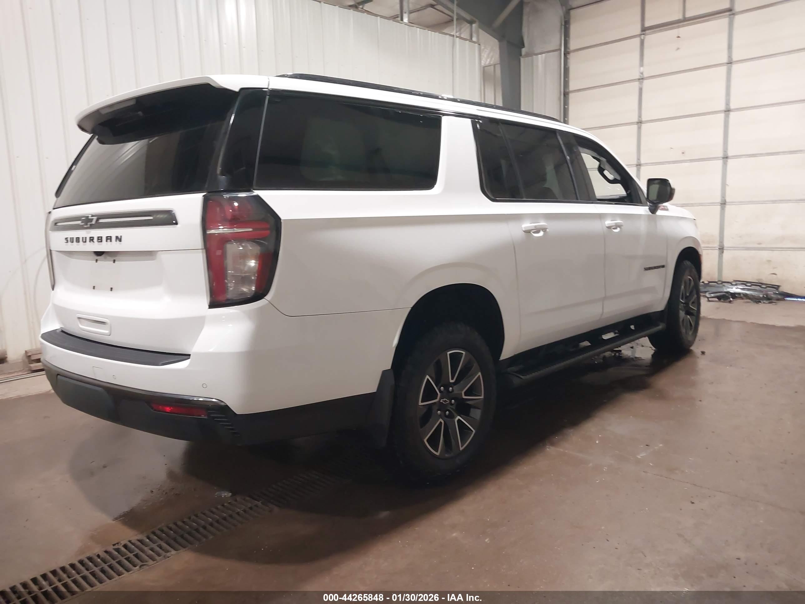 CHEVROLET SUBURBAN image 4
