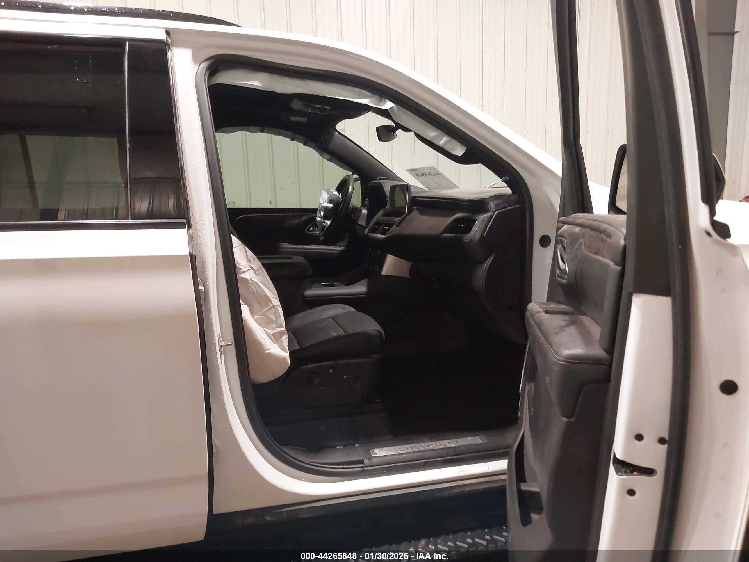CHEVROLET SUBURBAN image 5