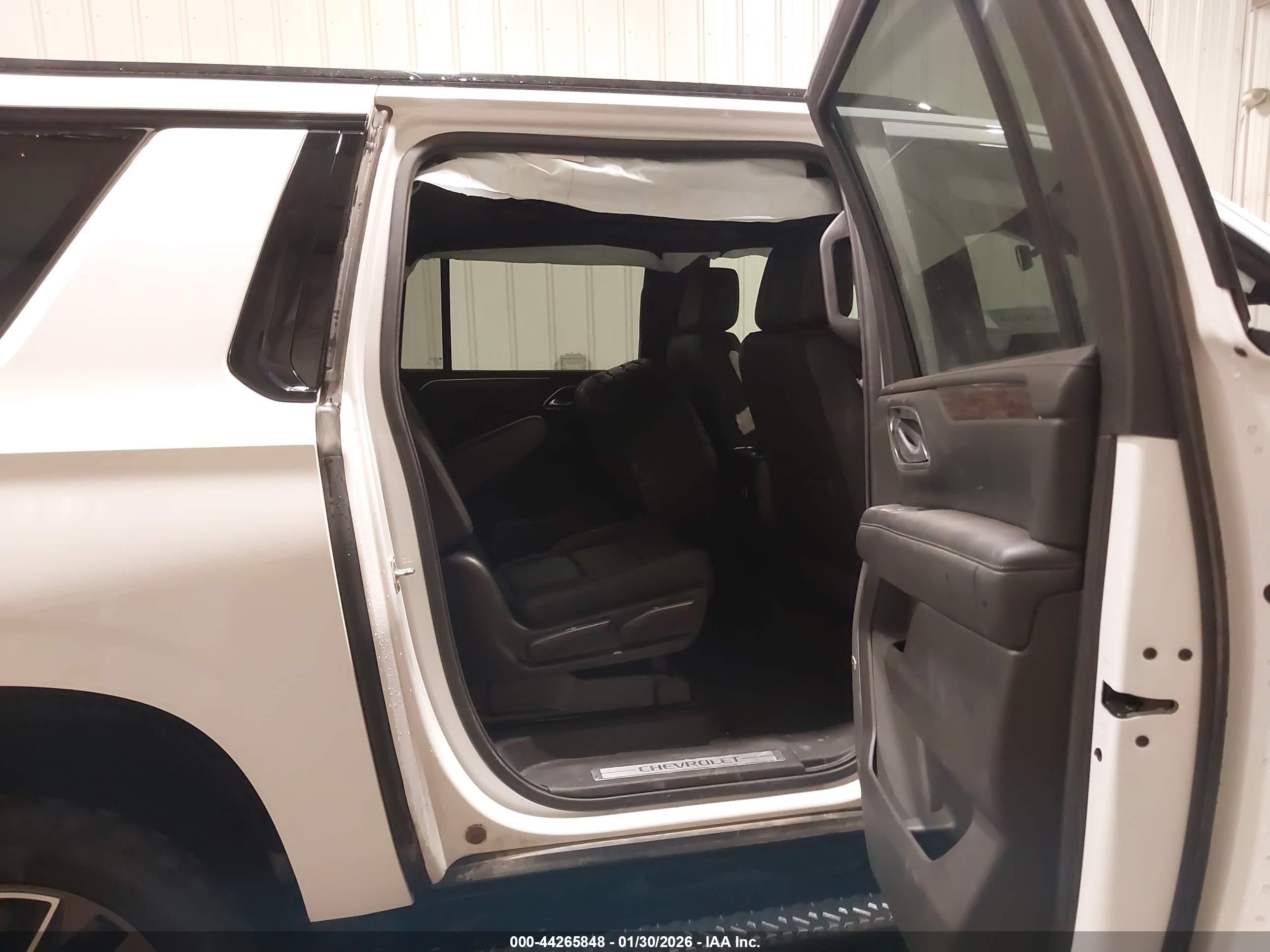 CHEVROLET SUBURBAN image 8
