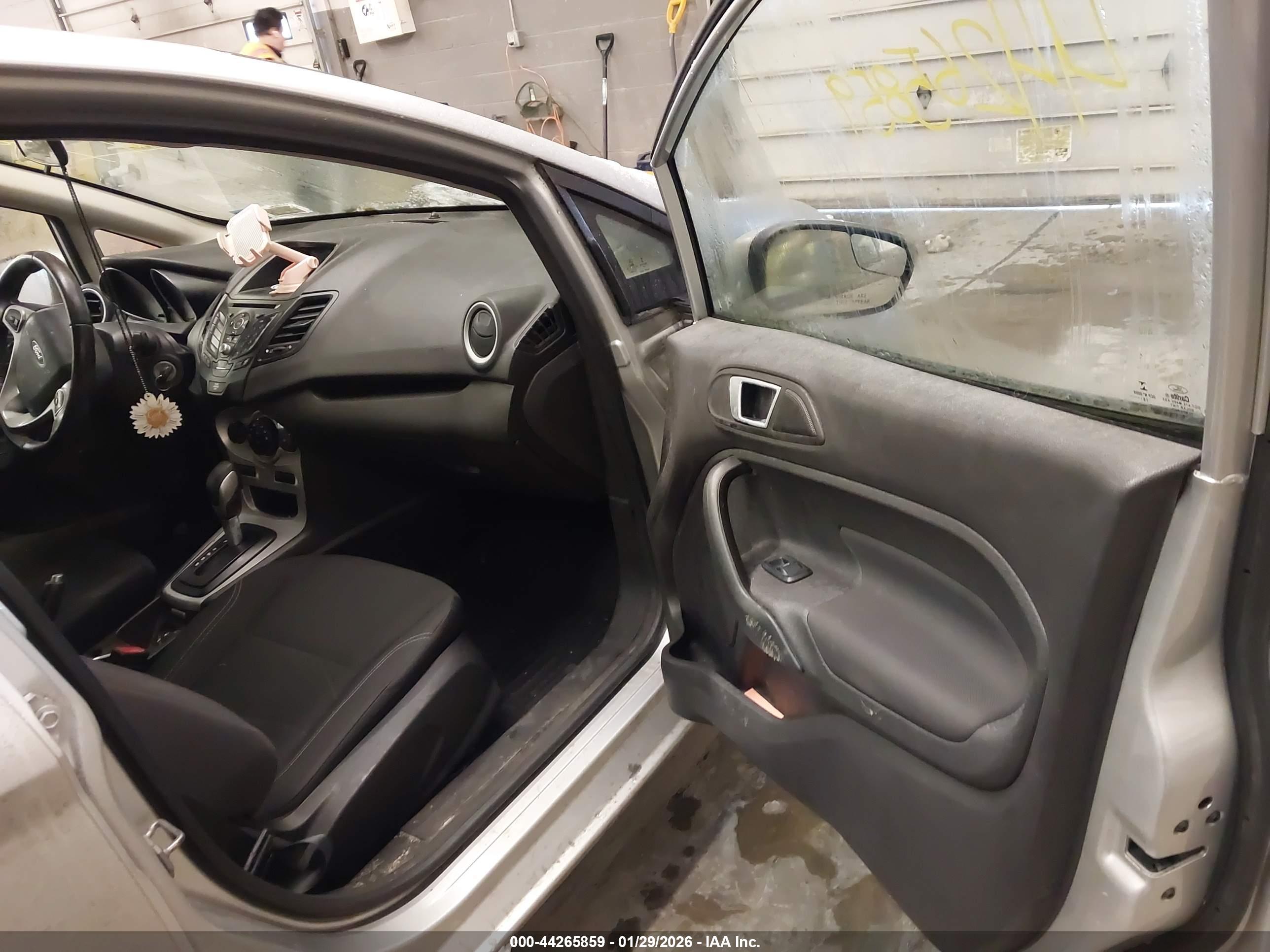 FORD FIESTA image 5