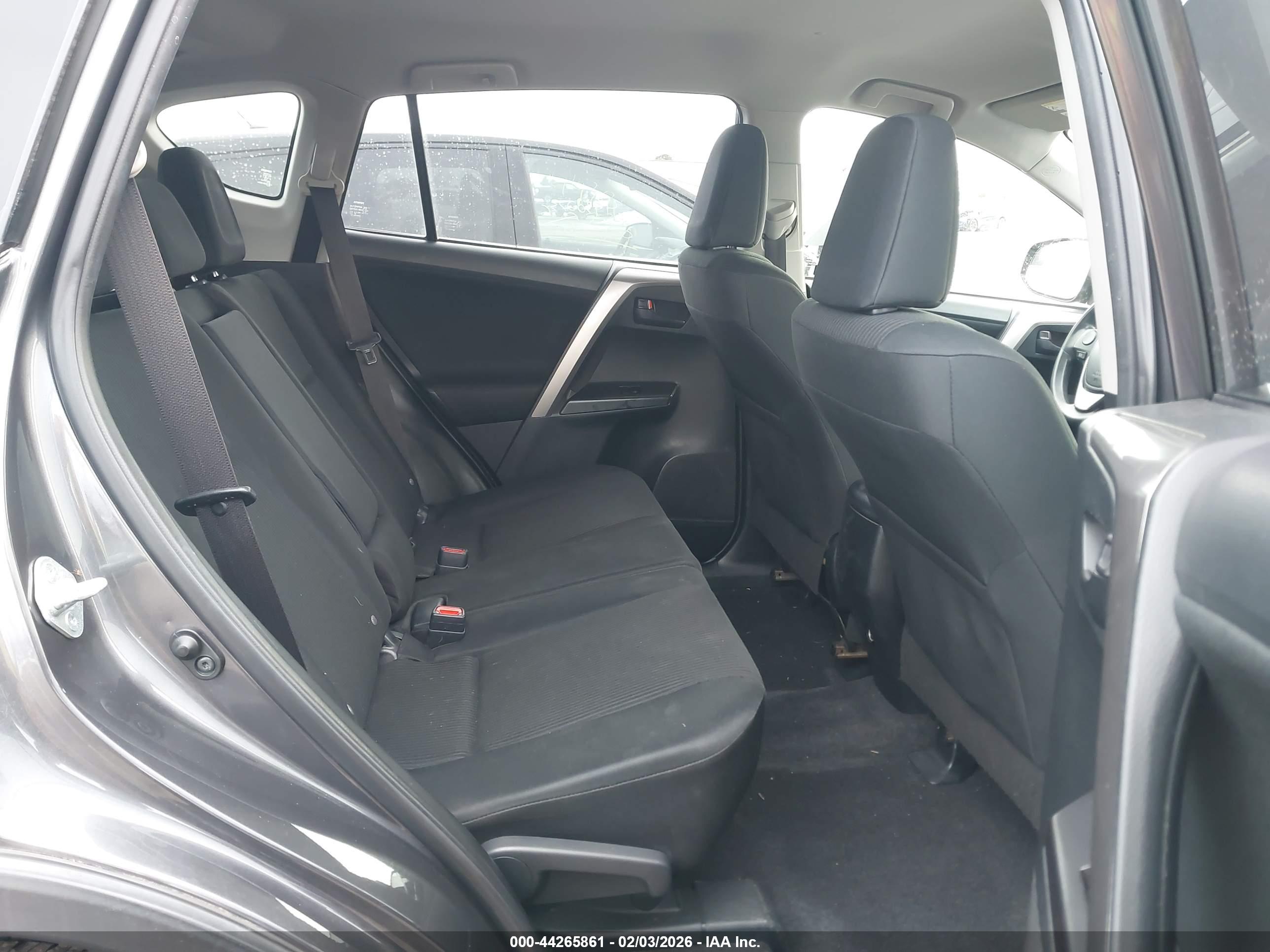 TOYOTA RAV4 image 8