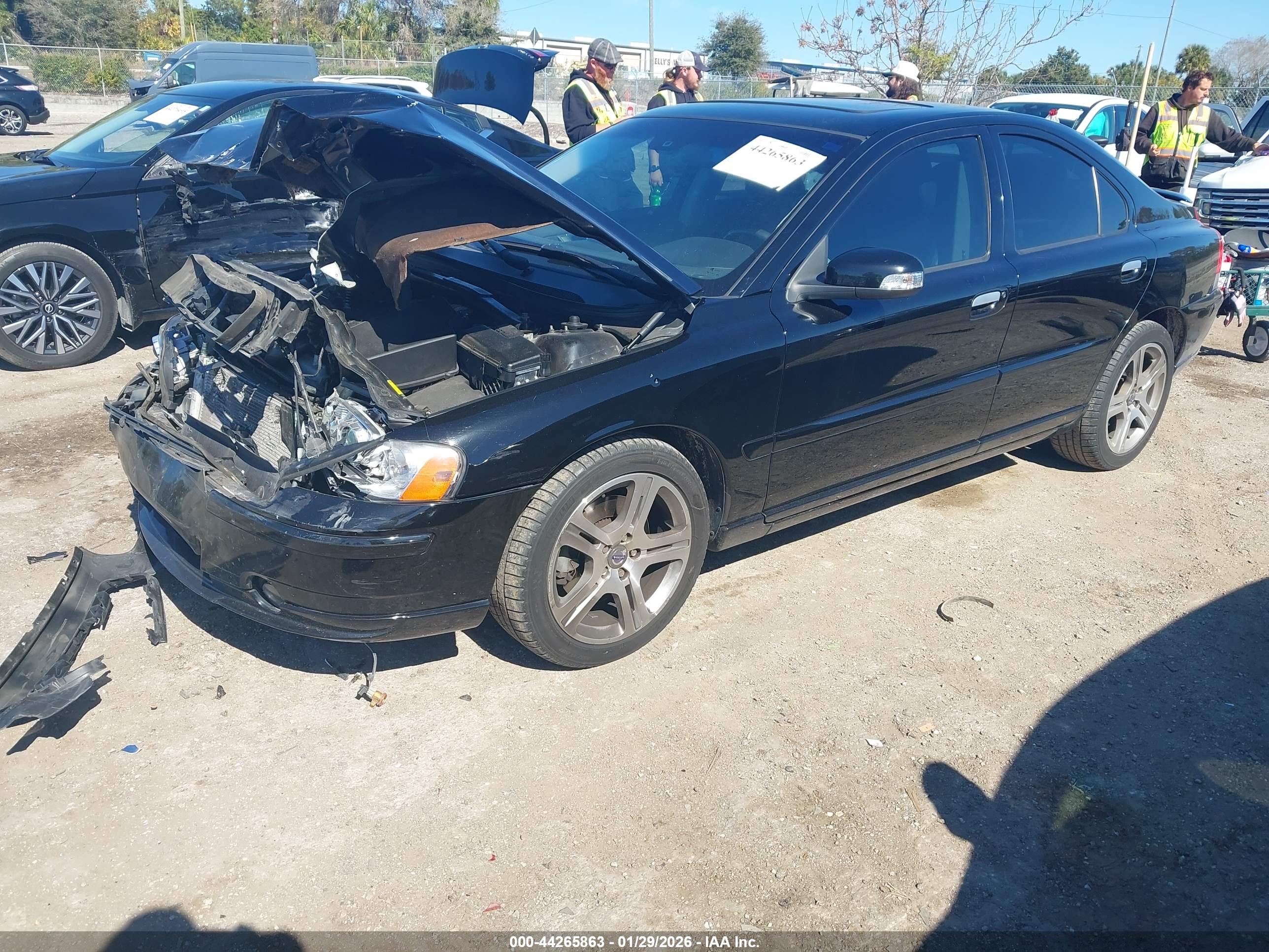 VOLVO S60 image 2