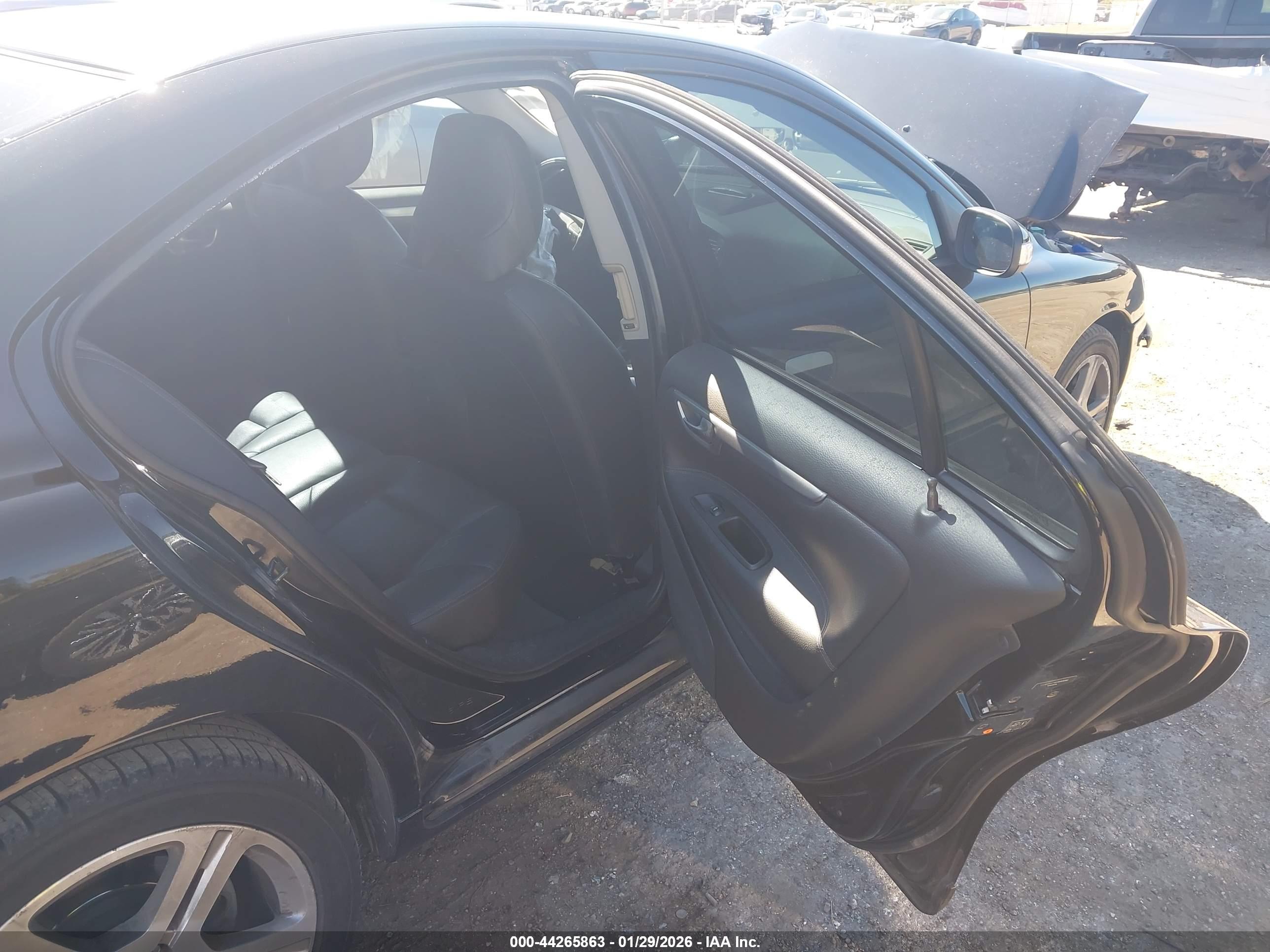 VOLVO S60 image 8