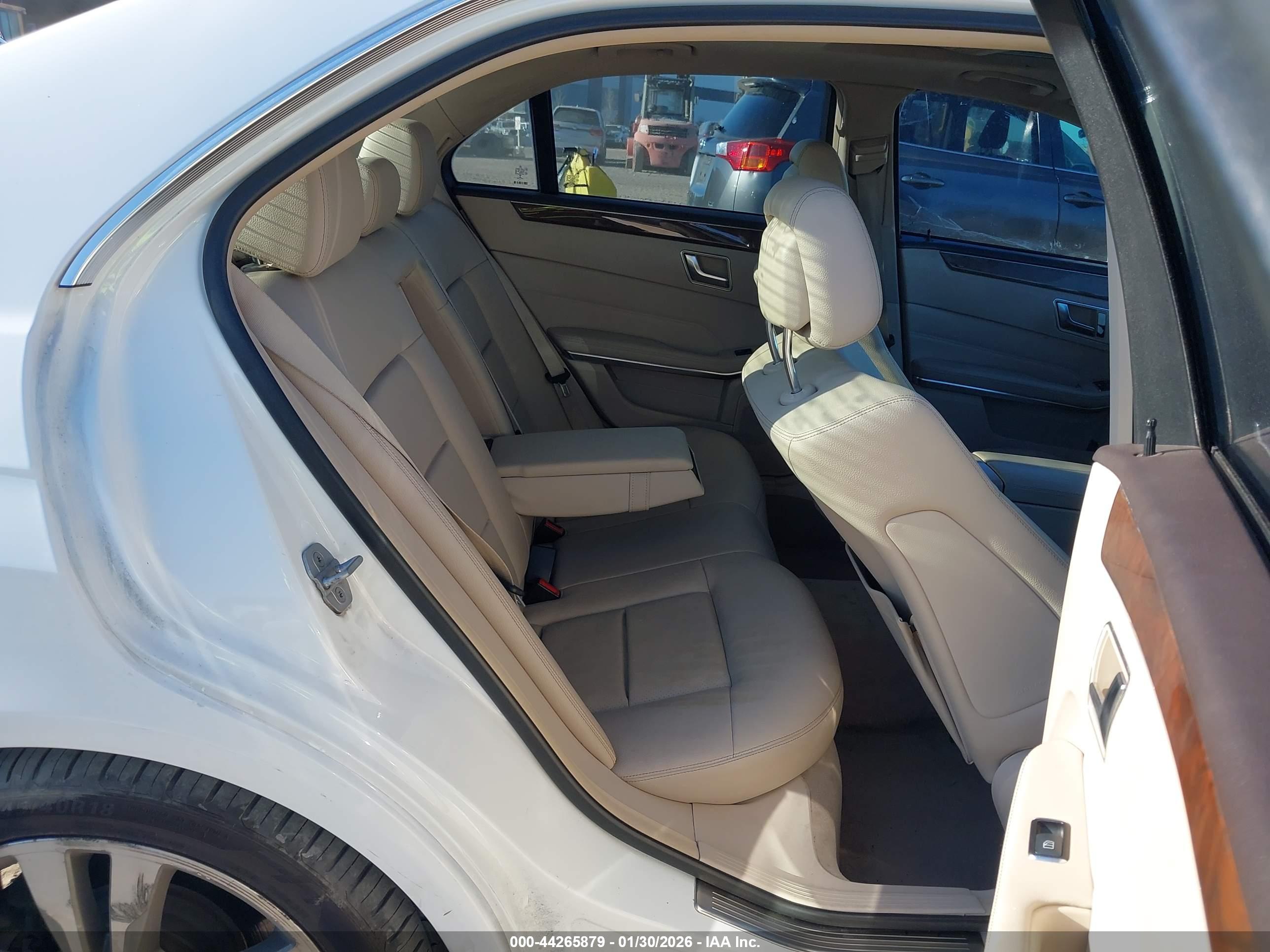 MERCEDES-BENZ E image 8