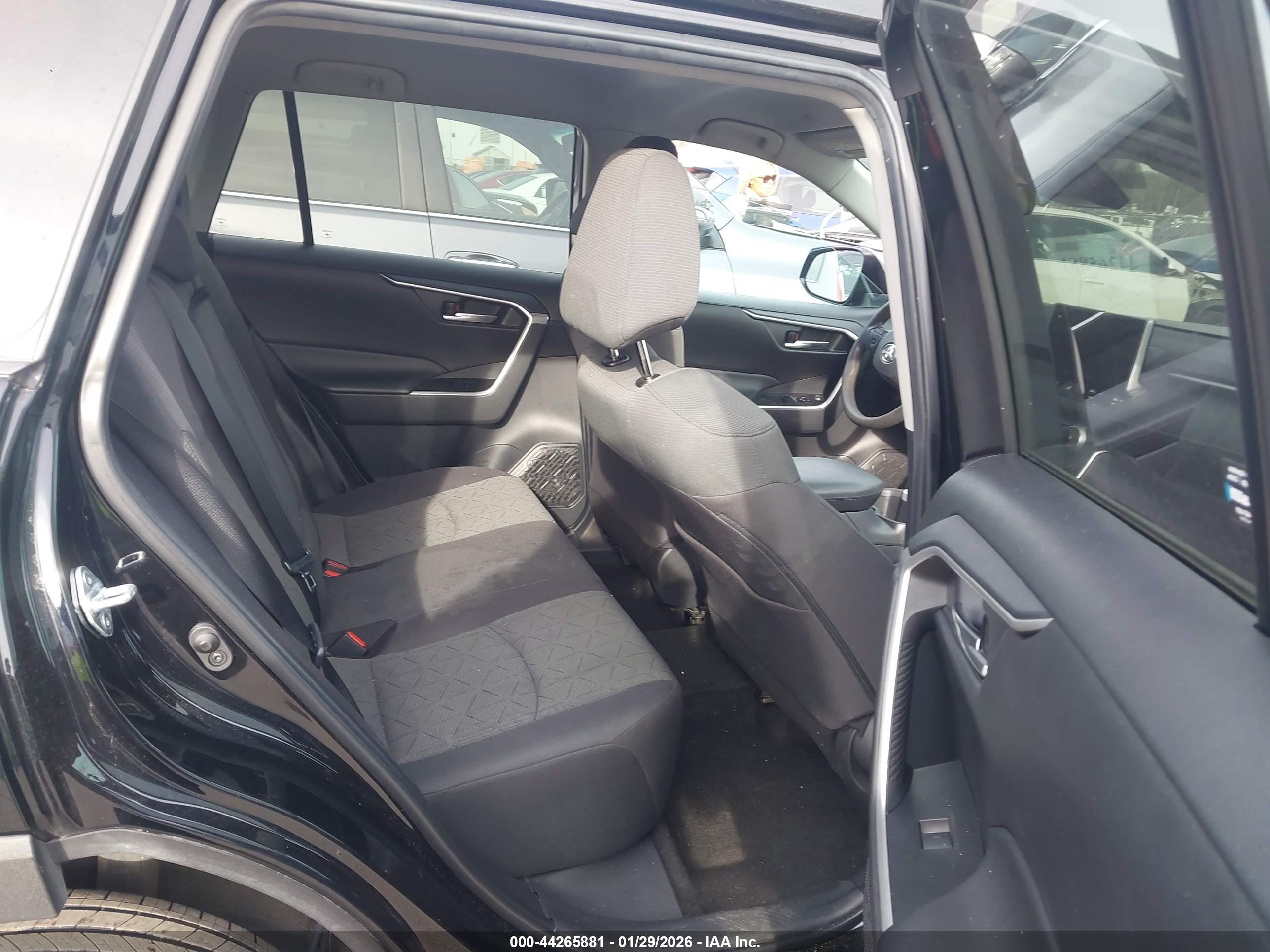 TOYOTA RAV4 image 8
