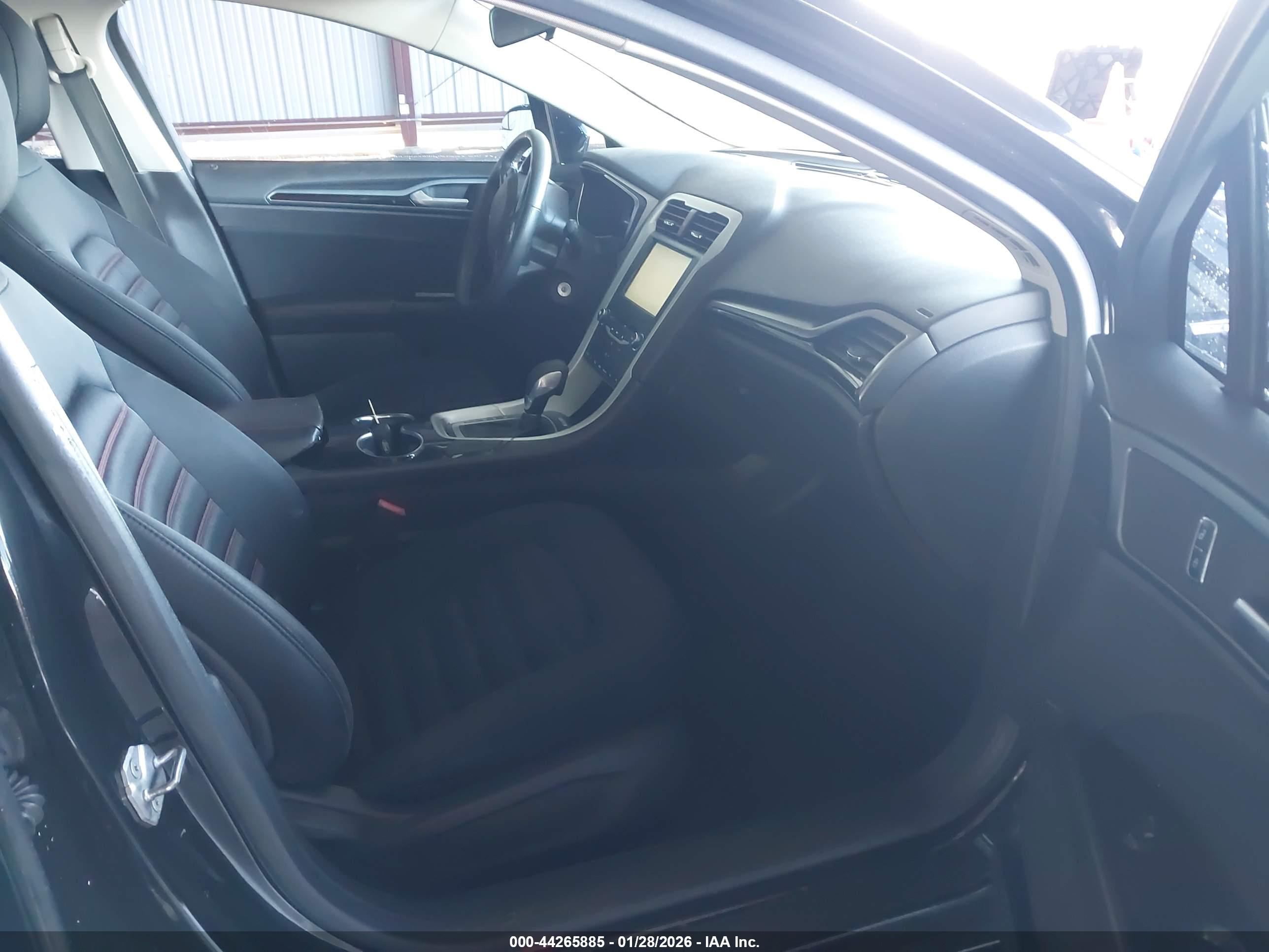 FORD FUSION image 5