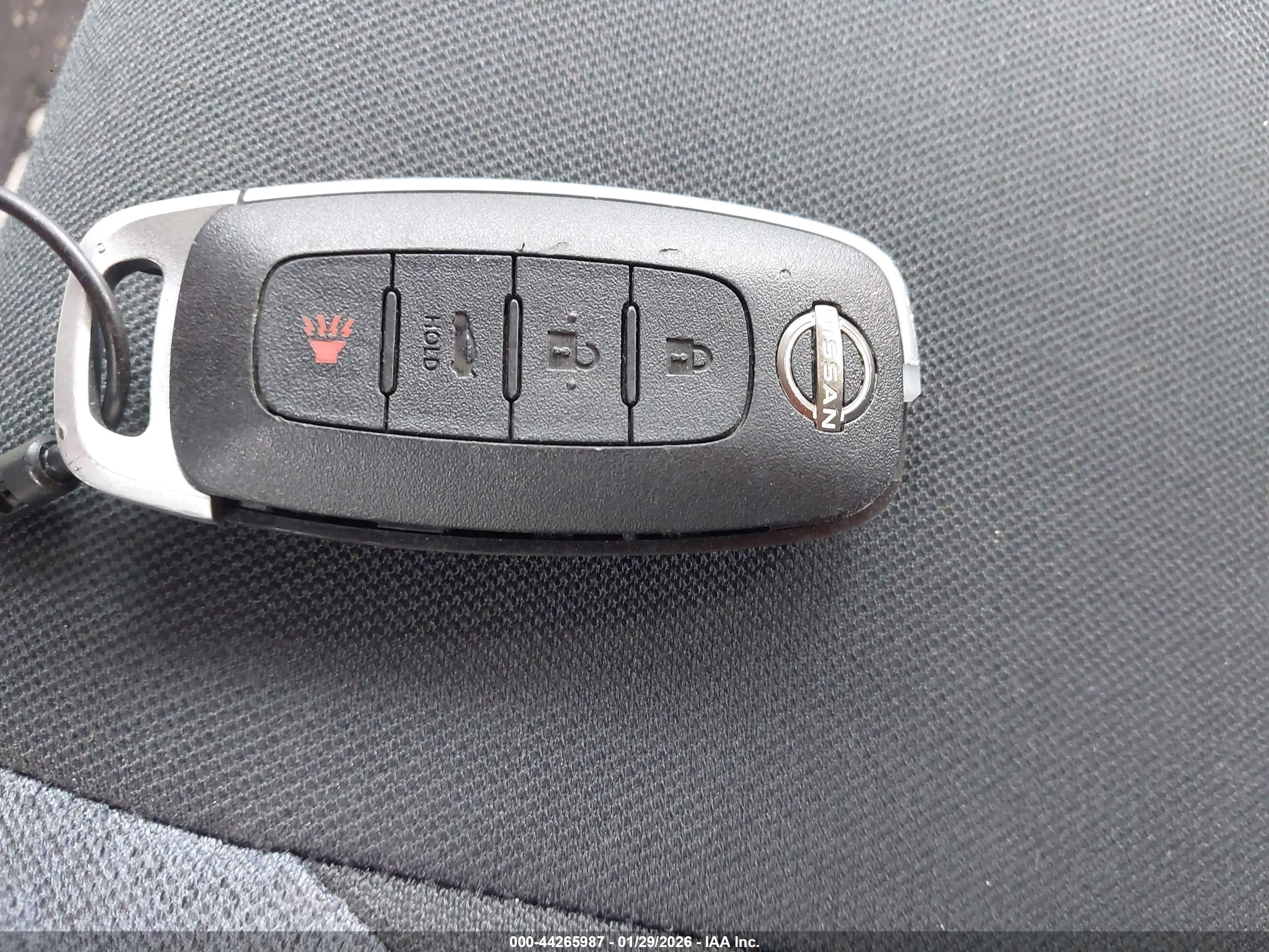 NISSAN VERSA image 11
