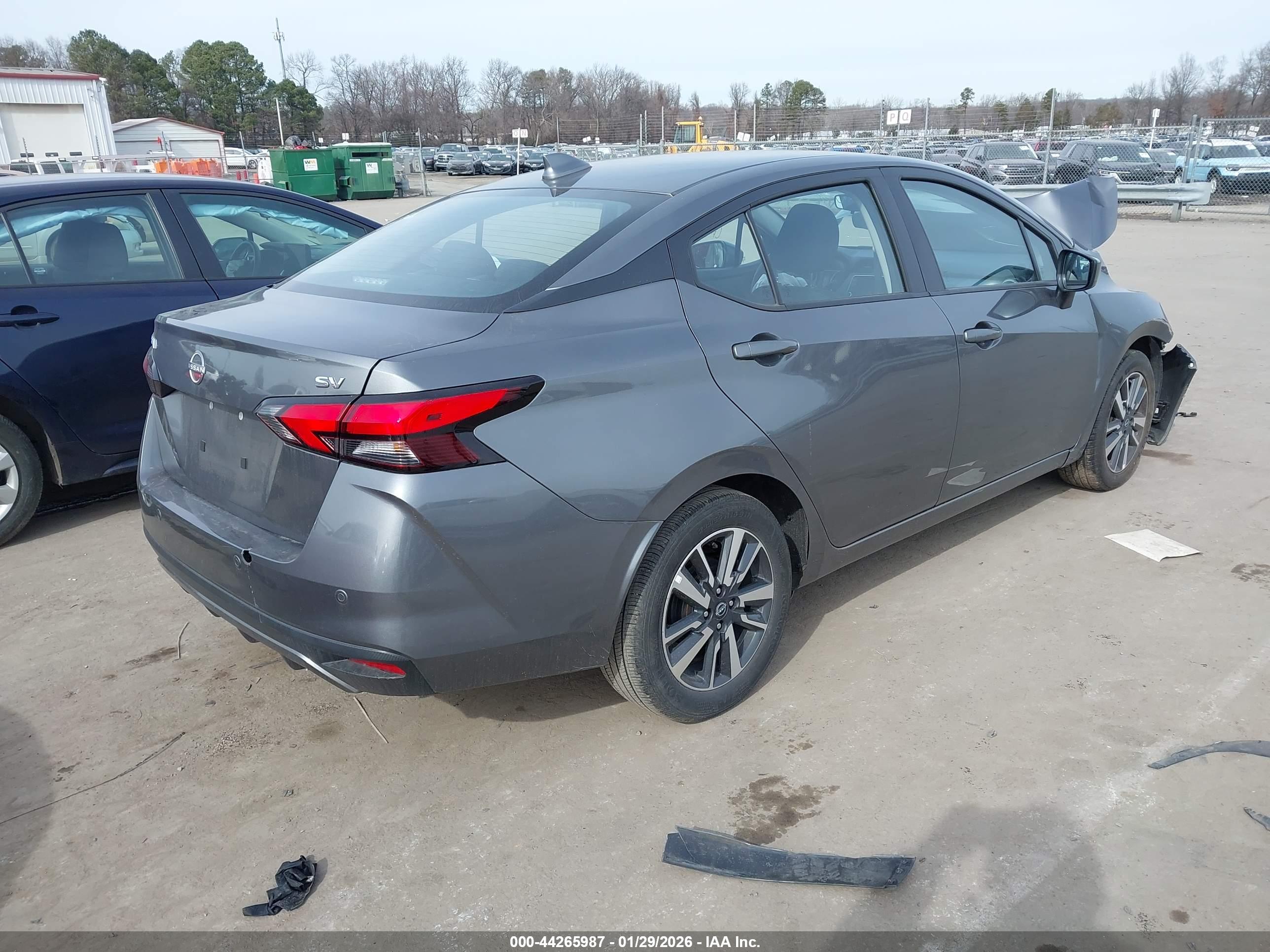 NISSAN VERSA image 4