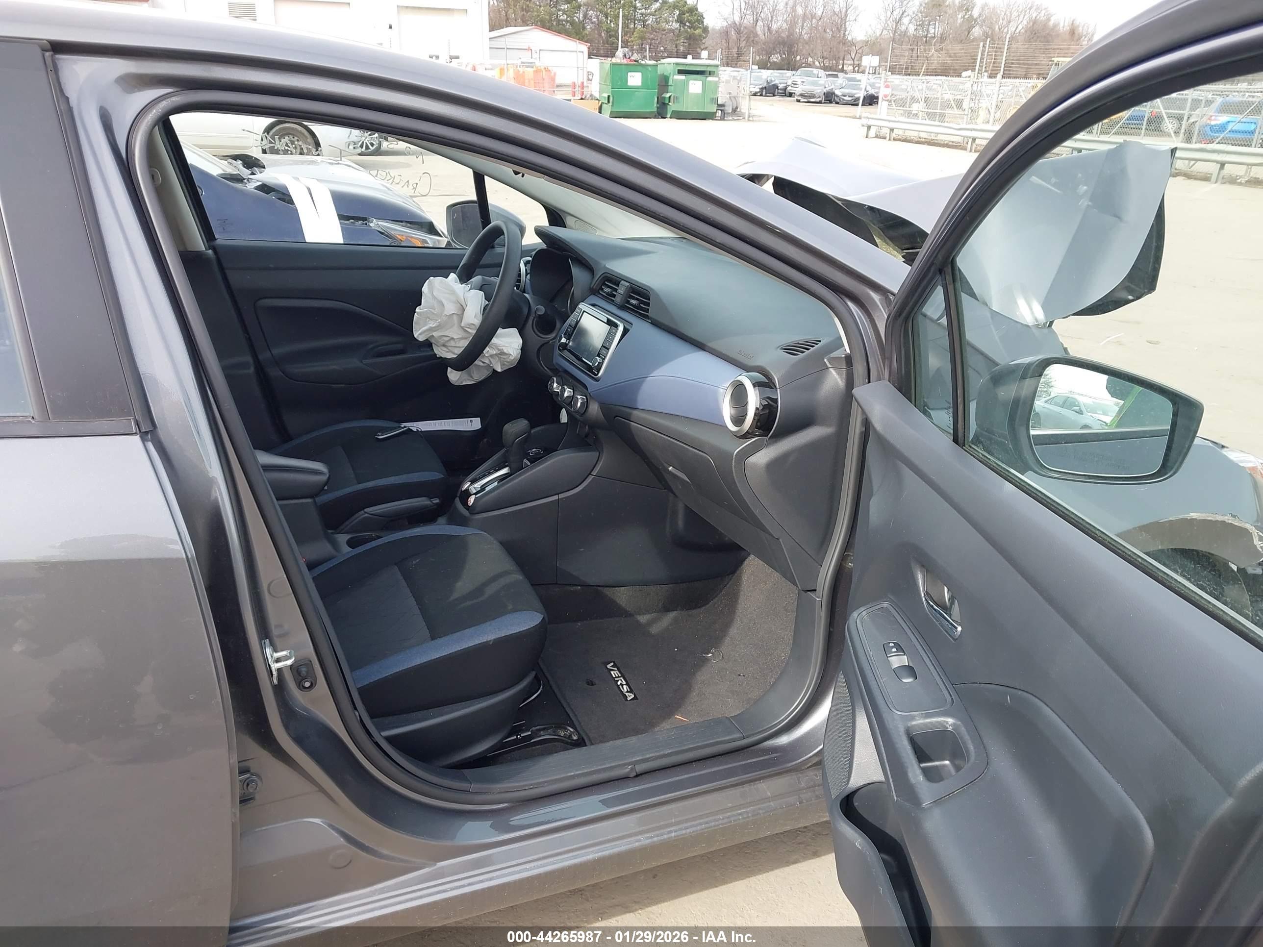 NISSAN VERSA image 5