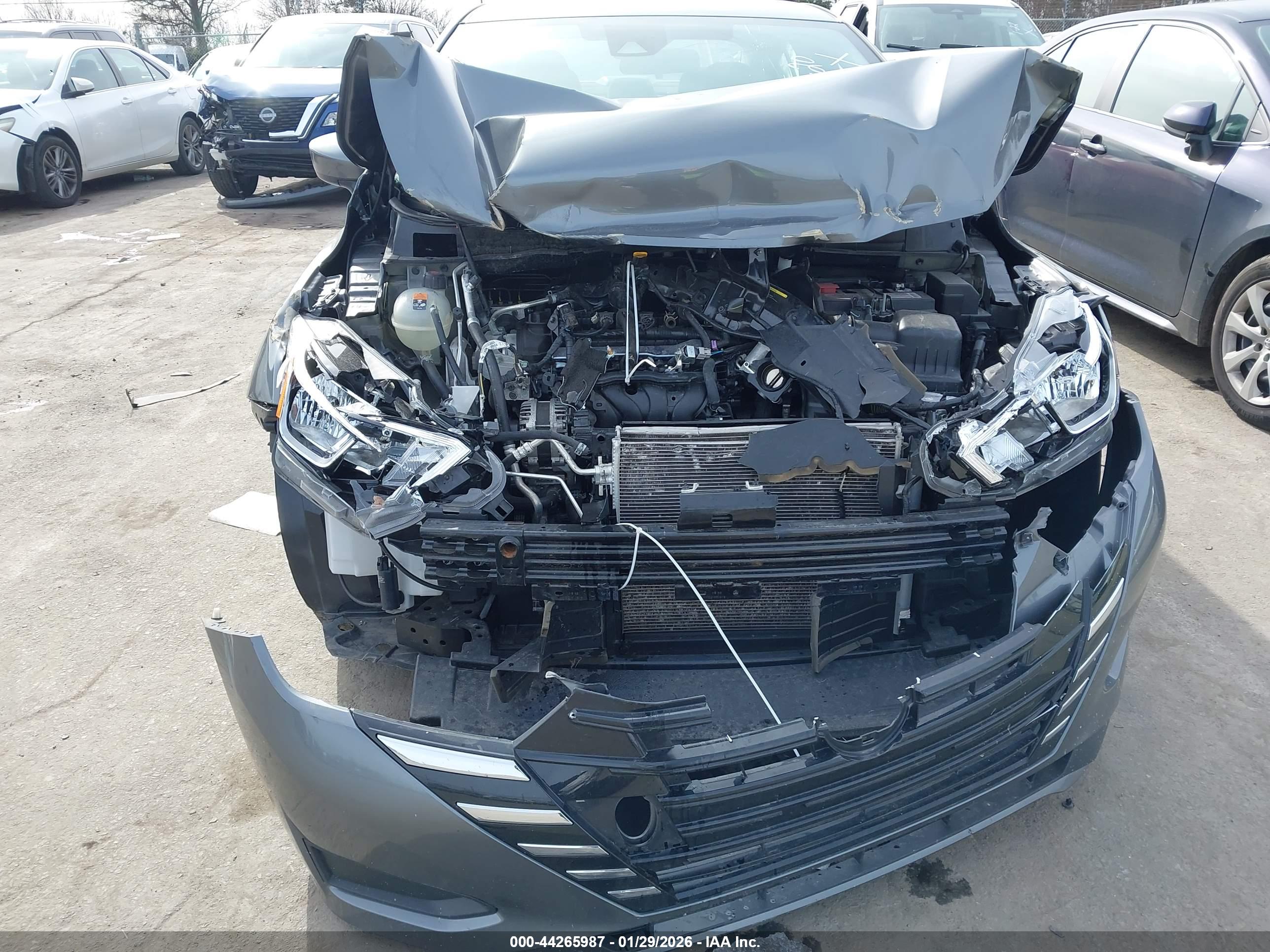 NISSAN VERSA image 6