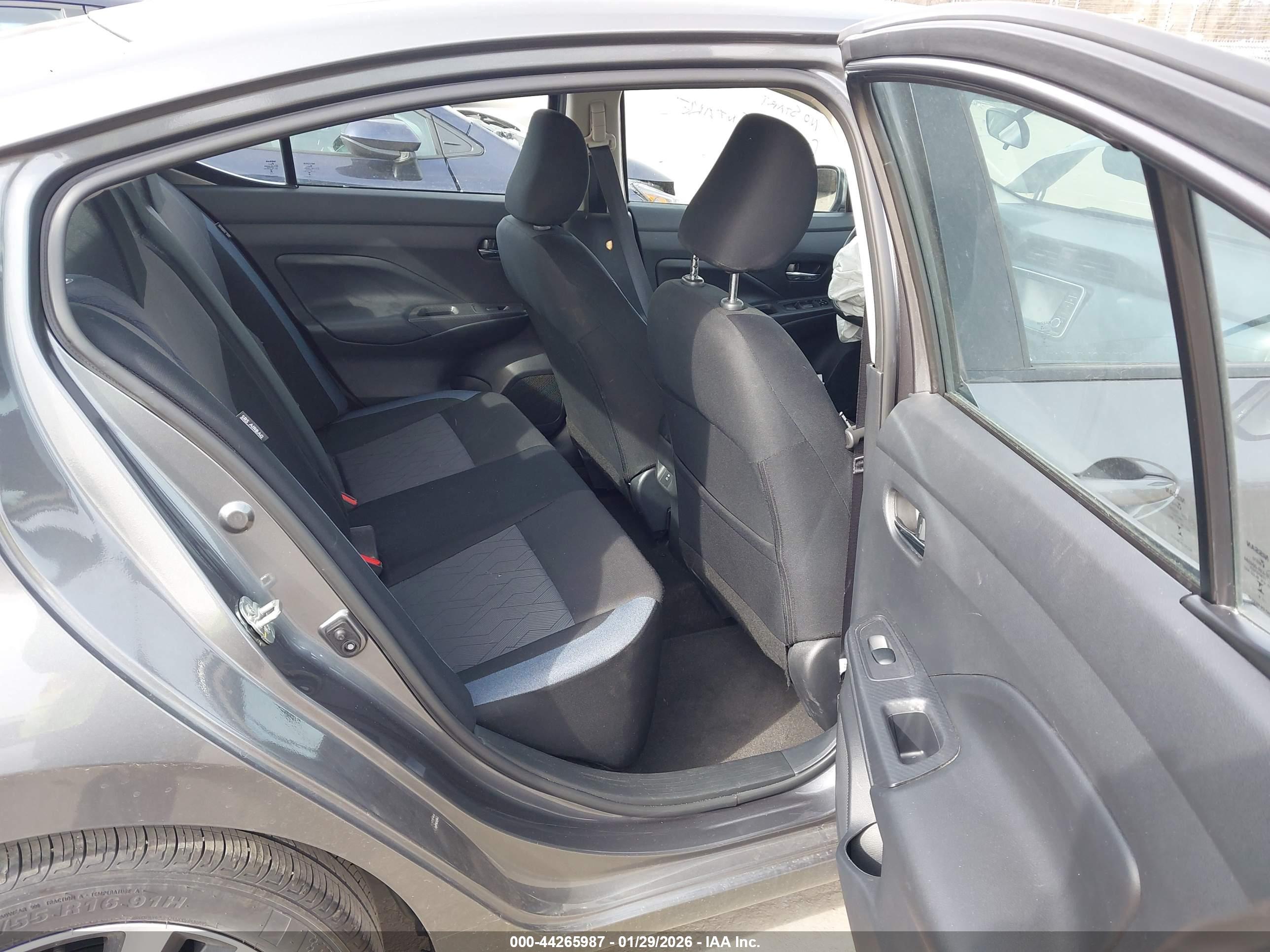 NISSAN VERSA image 8