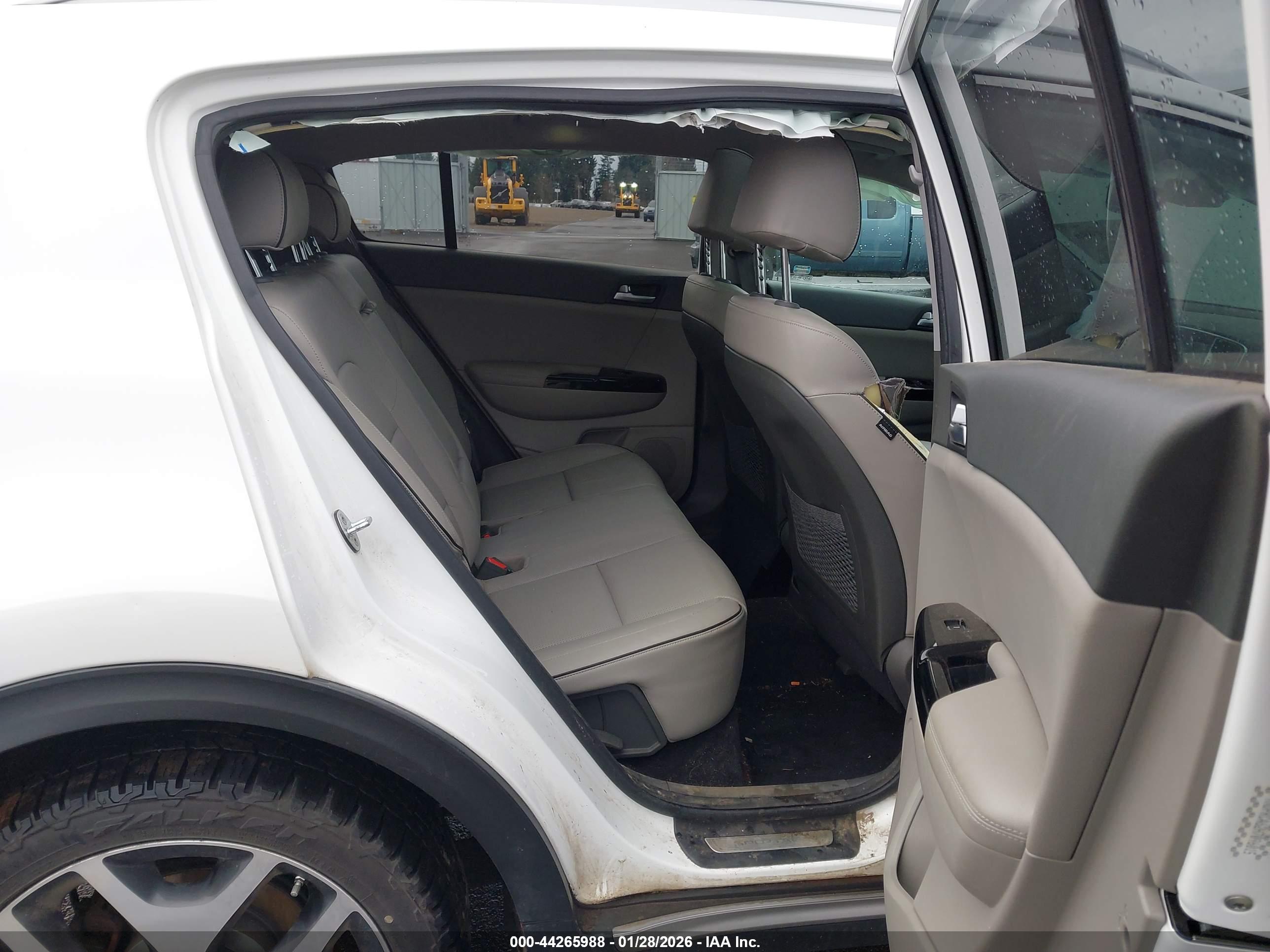 KIA SPORTAGE image 8