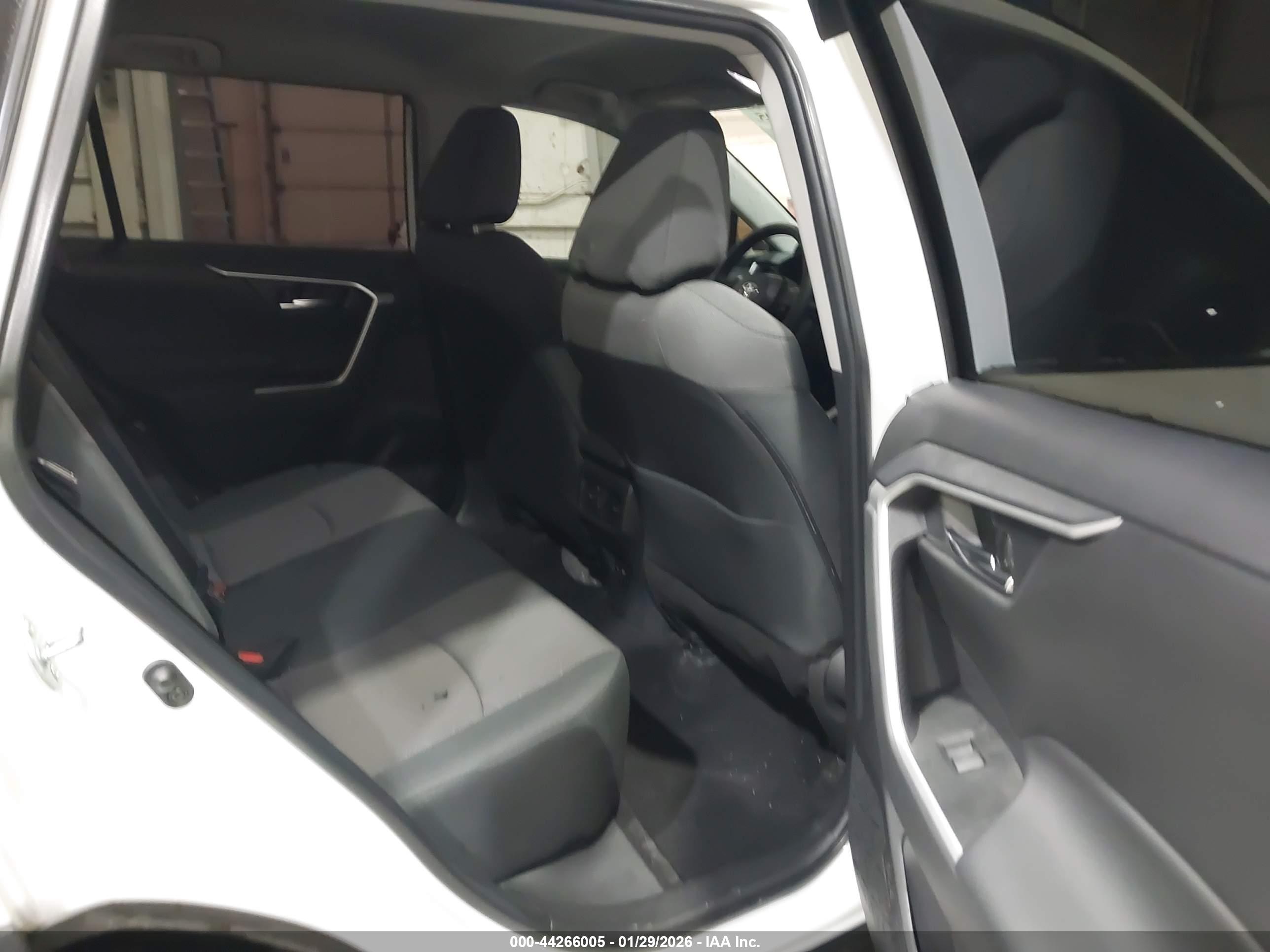 TOYOTA RAV4 image 8