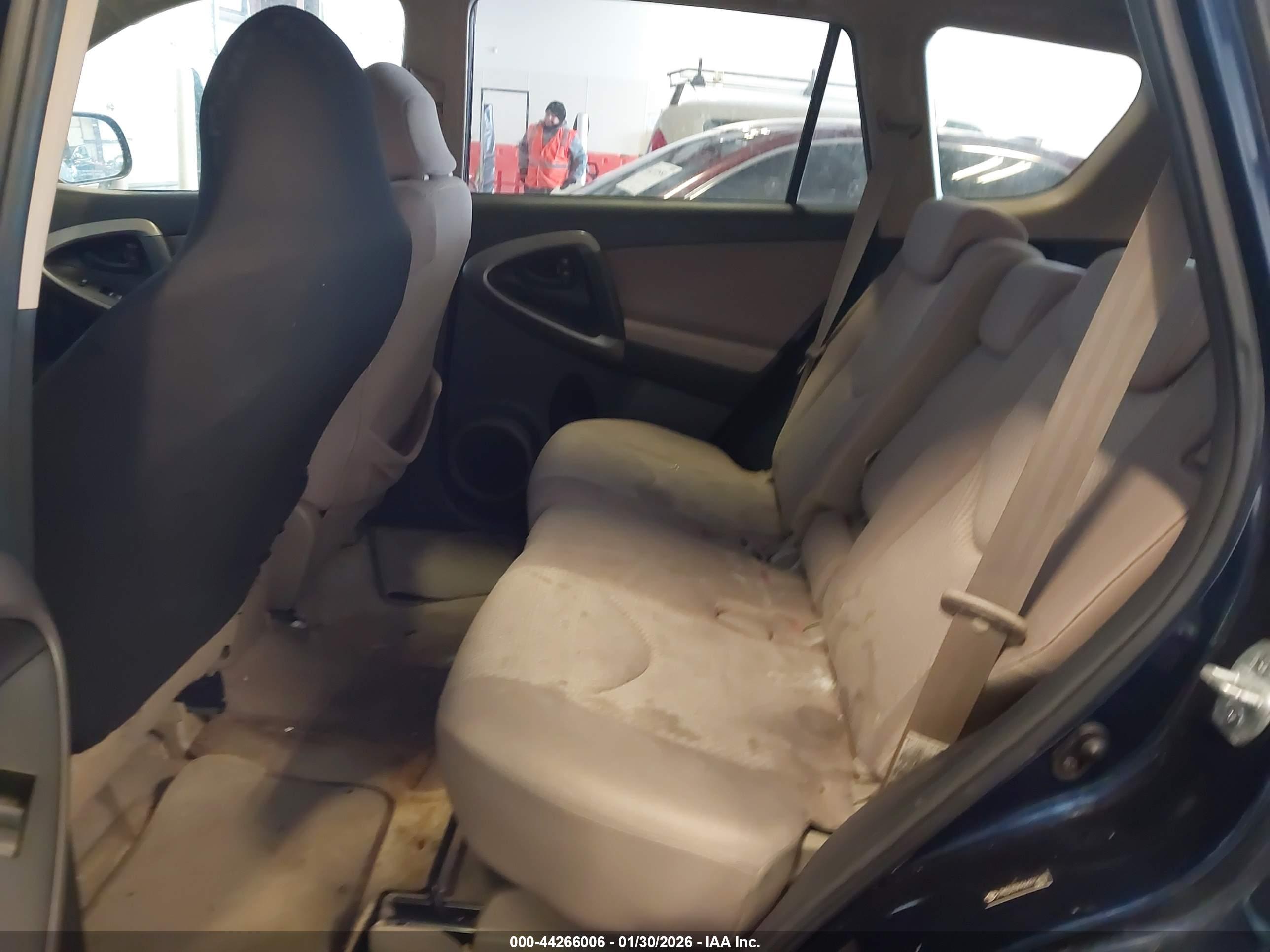 TOYOTA RAV4 image 8