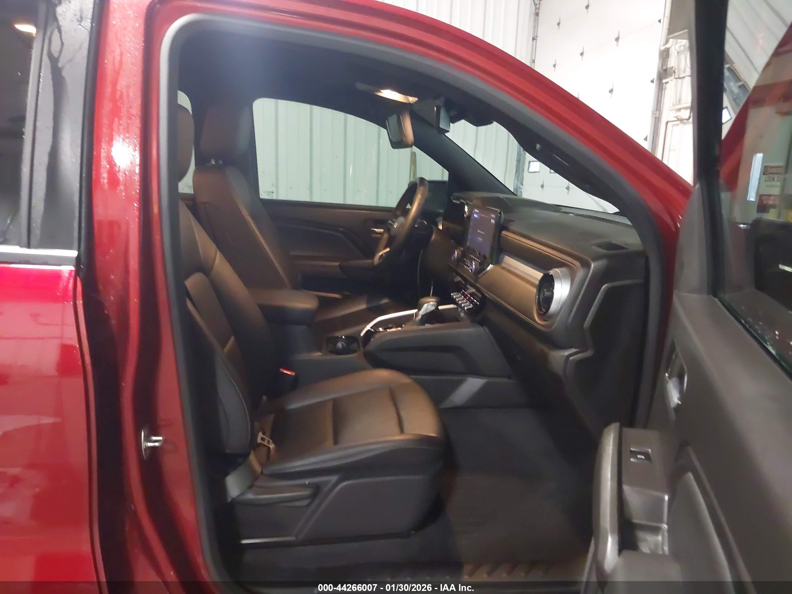 CHEVROLET COLORADO image 5
